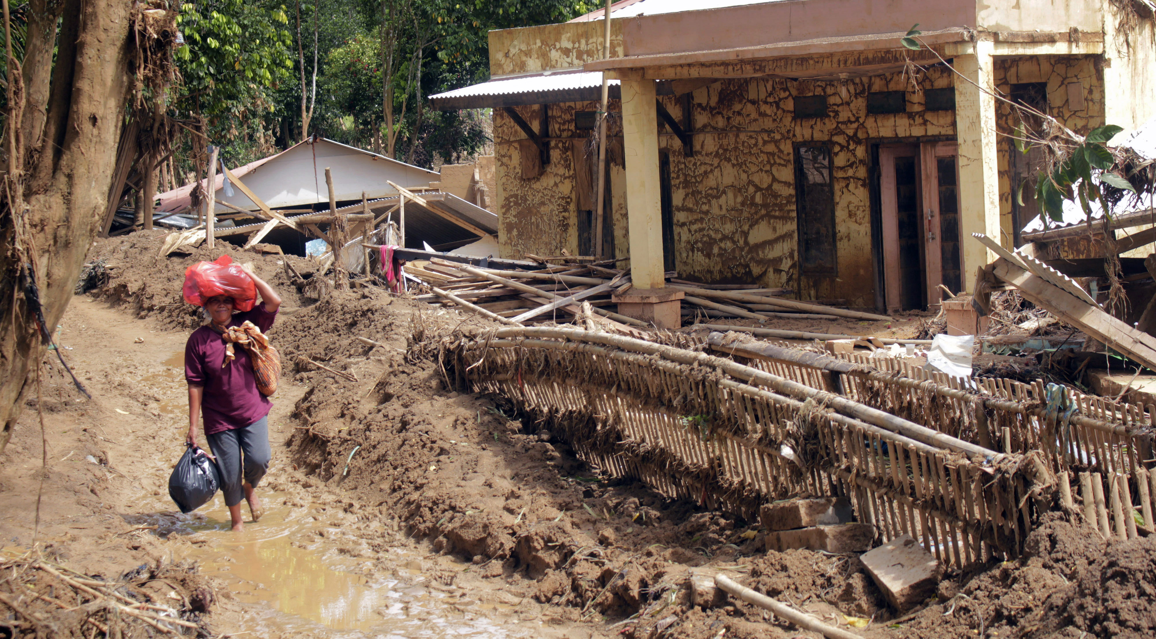 Suasana usai banjir bandang di Kampung Calung Bungur, Sajira, Lebak, Banten.