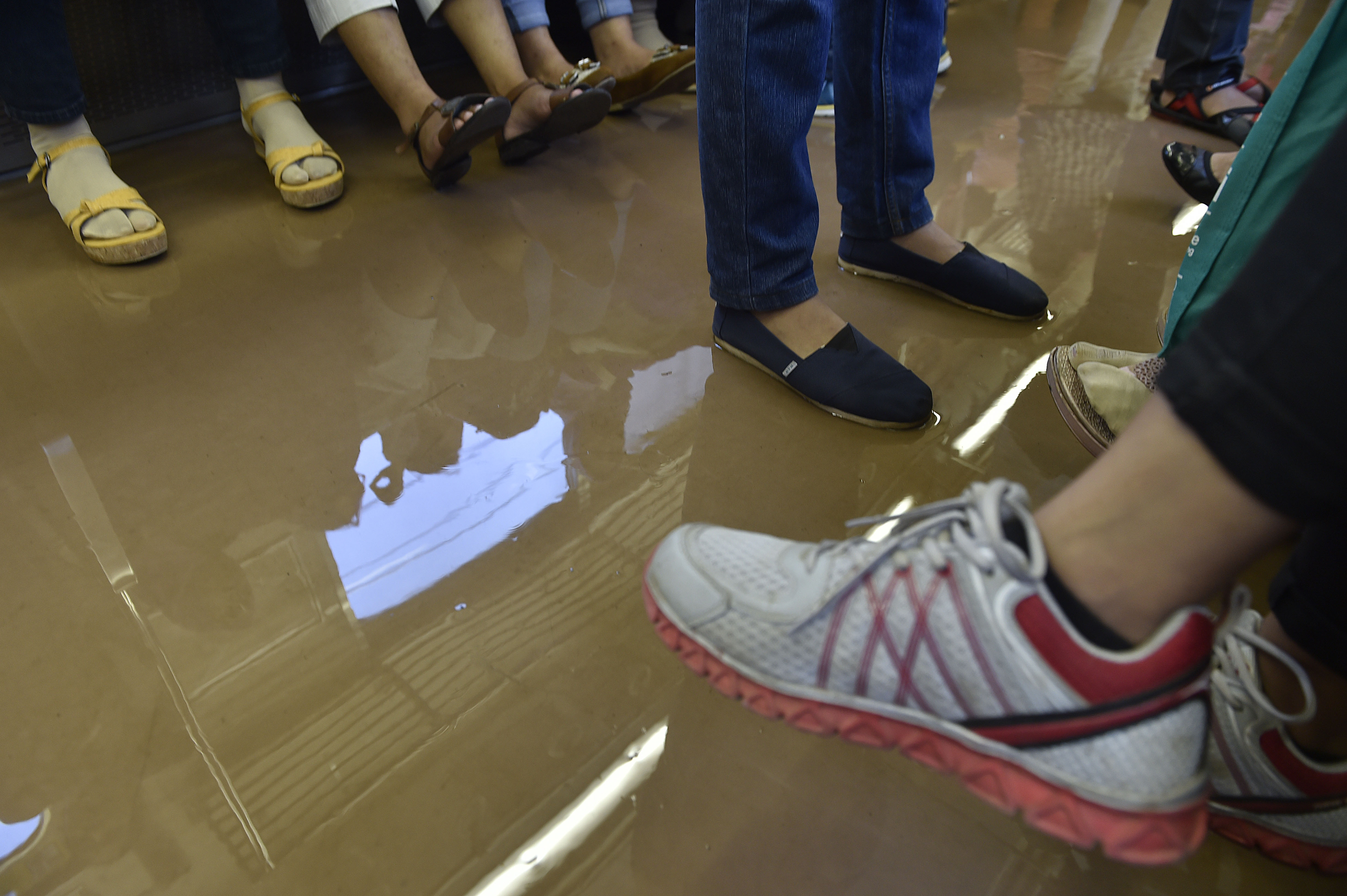 ilustrasi -- Penumpang menaiki KRL yang tergenang air di Jakarta, beberapa waktu lalu. 