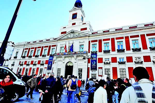 Gedung Casa de Correos.