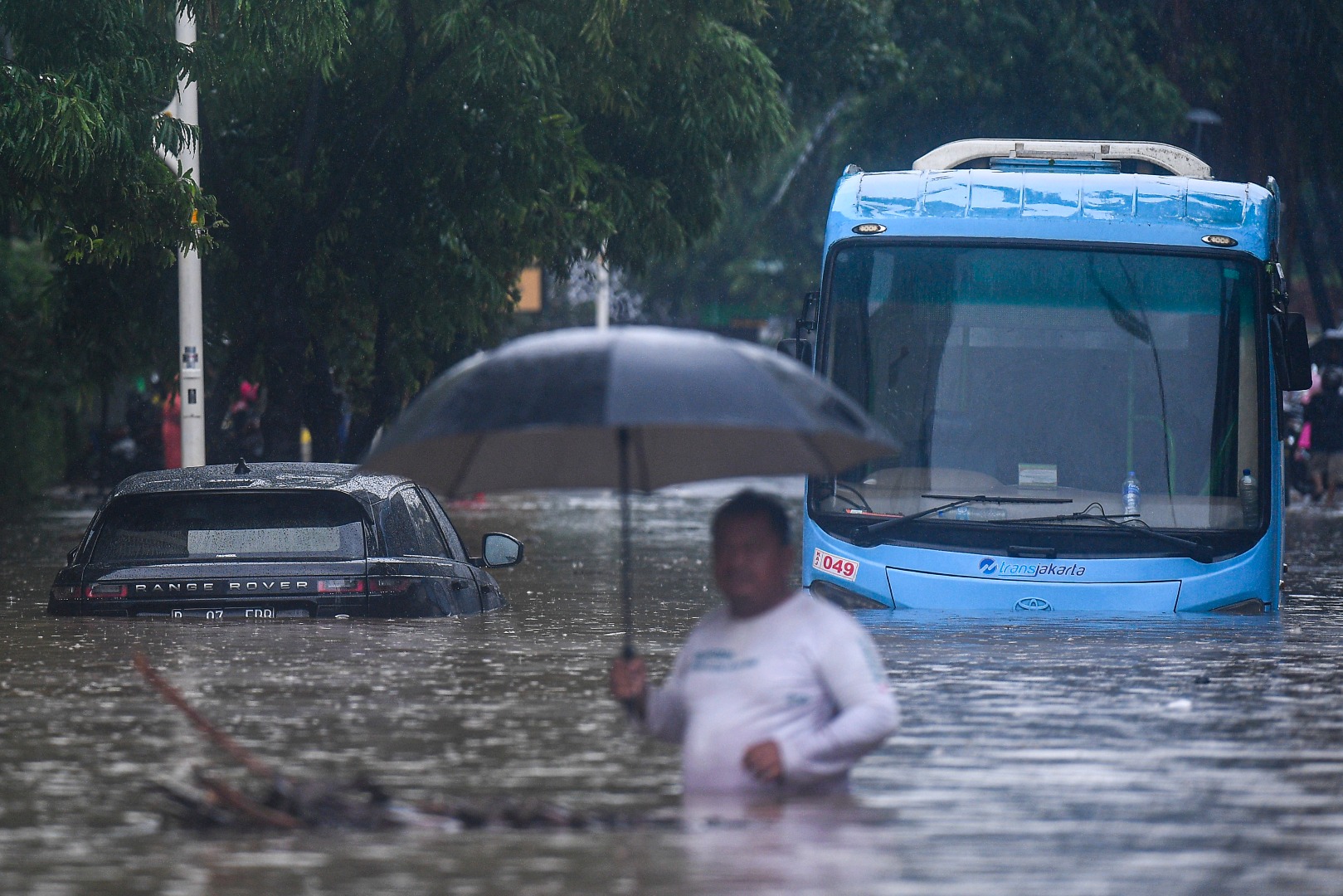 Mobil dan bus Transjakarta terendam banjir di Jalan Kemang Raya, Jakarta Selatan.
