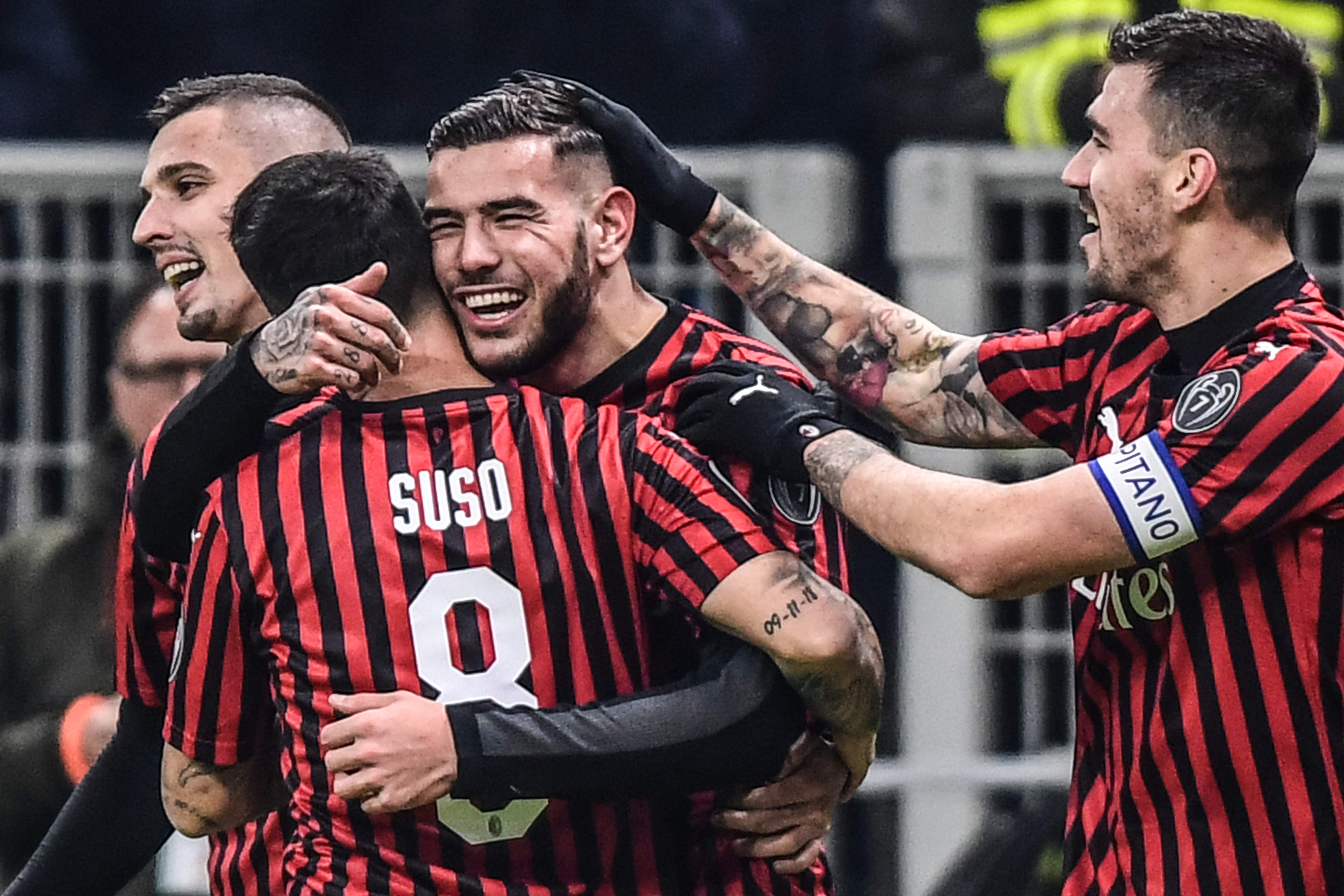 Theo Hernandez (tengah) memeluk Suso saat merayakan golnya ke gawang SPAL di laga Coppa Italia.