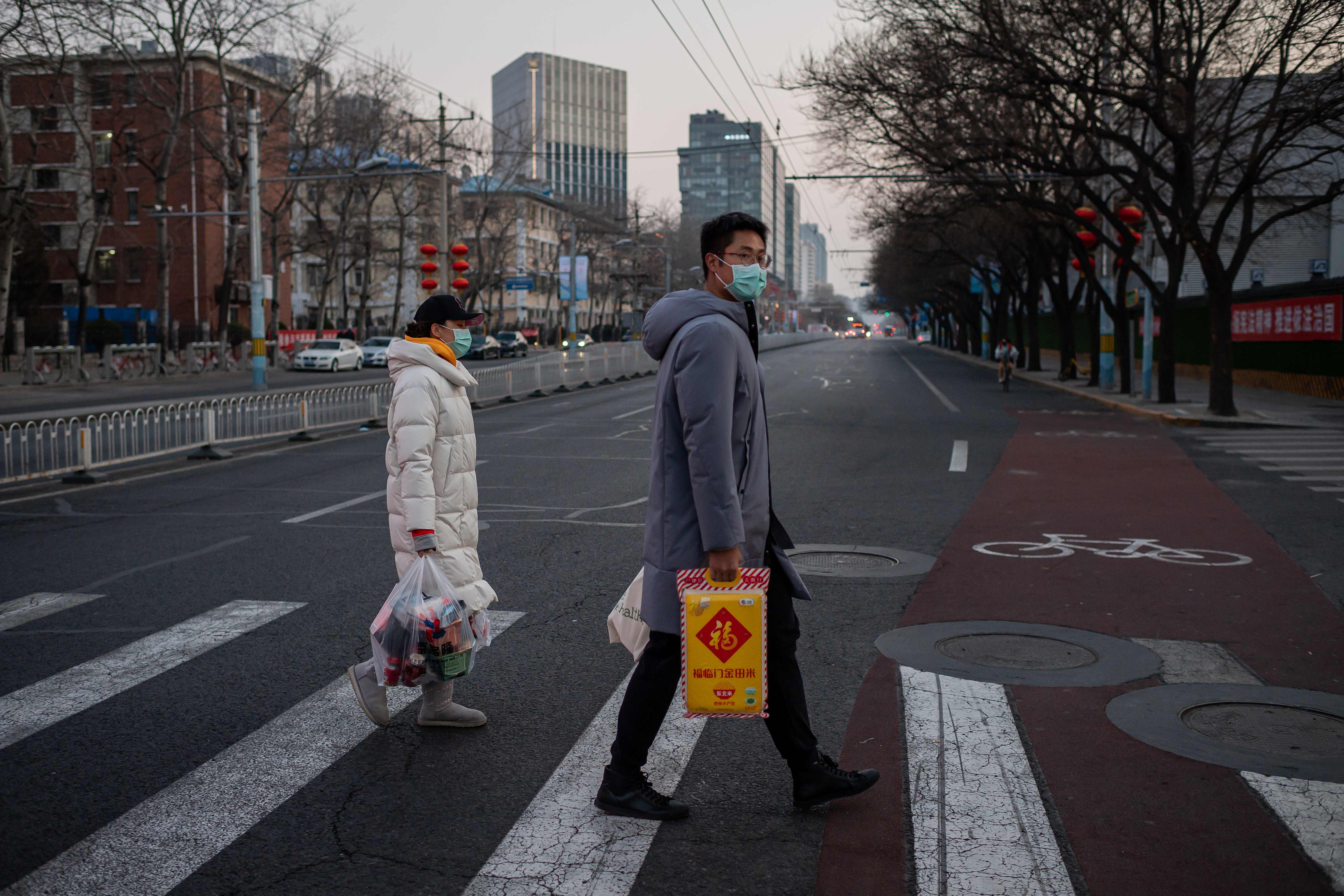 Dua warga mengenakan masker saat berbelanja kebutuhan pokok di beijing, Tiongkok