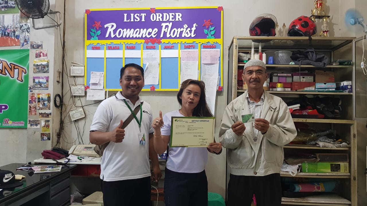 Para pedagang bunga di Pasar Bungan Rawabelong, Sukabumi Utara, Kec. Kb. Jeruk, Kota Jakarta Barat, menunjukkan kartu peserta BP Jamsostek  