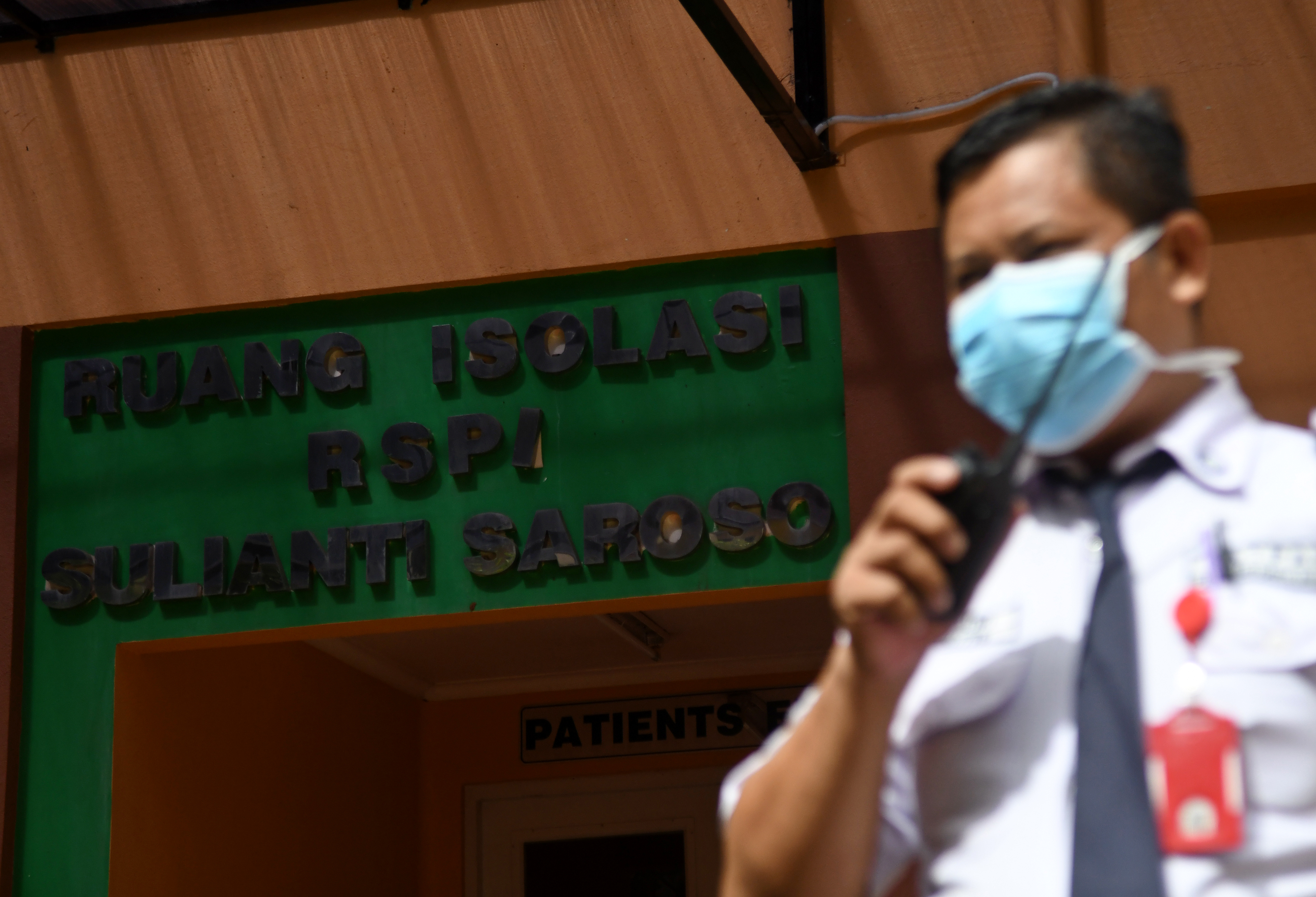 Petugas keamanan berjaga di depan ruang isolasi Rumah Sakit Penyakit Infeksi (RSPI) Sulianti Saroso, Jakarta, Senin (27/1).