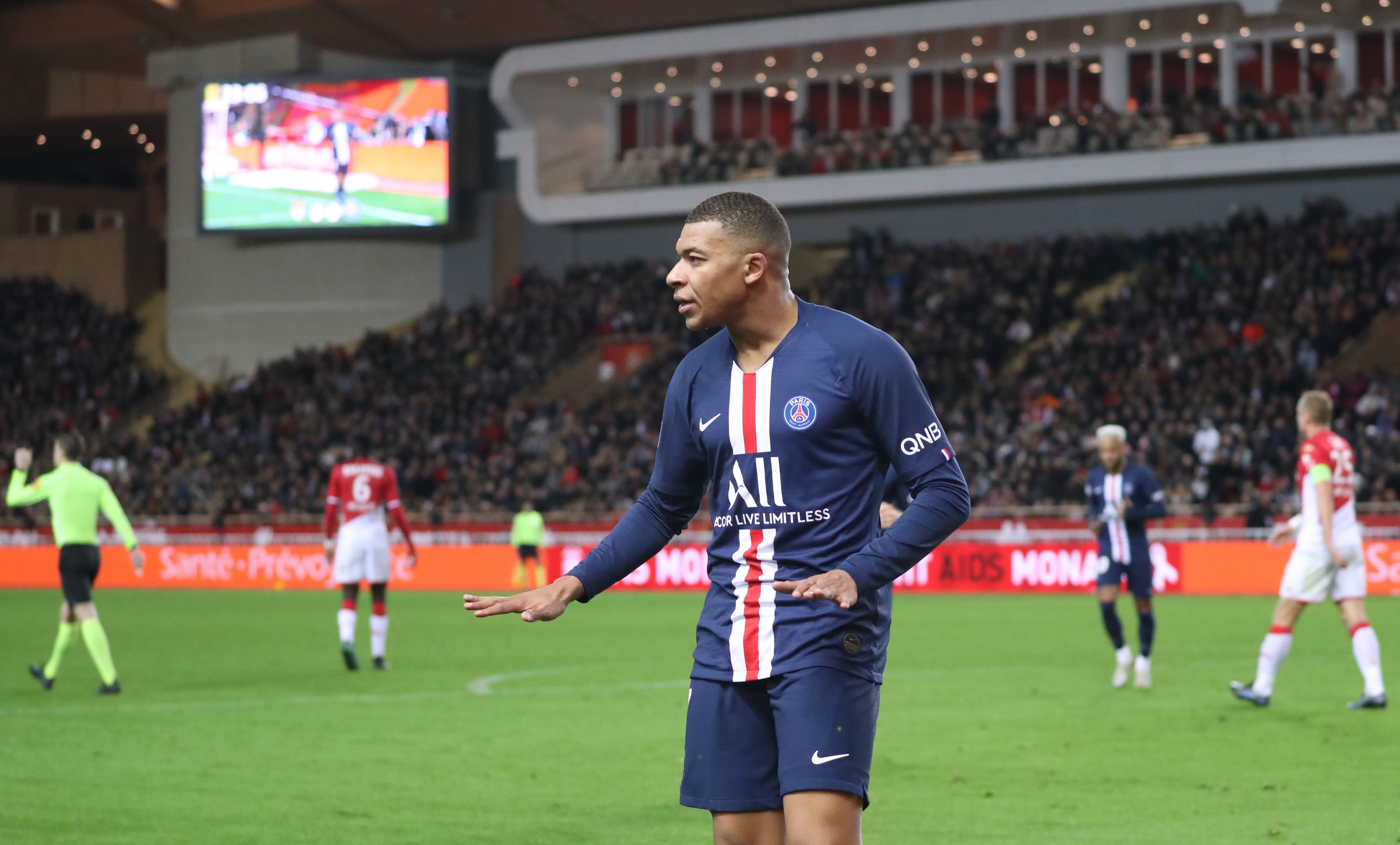 Kylian Mbappe bereaksi usai mencetak gol ke gawang Monaco
