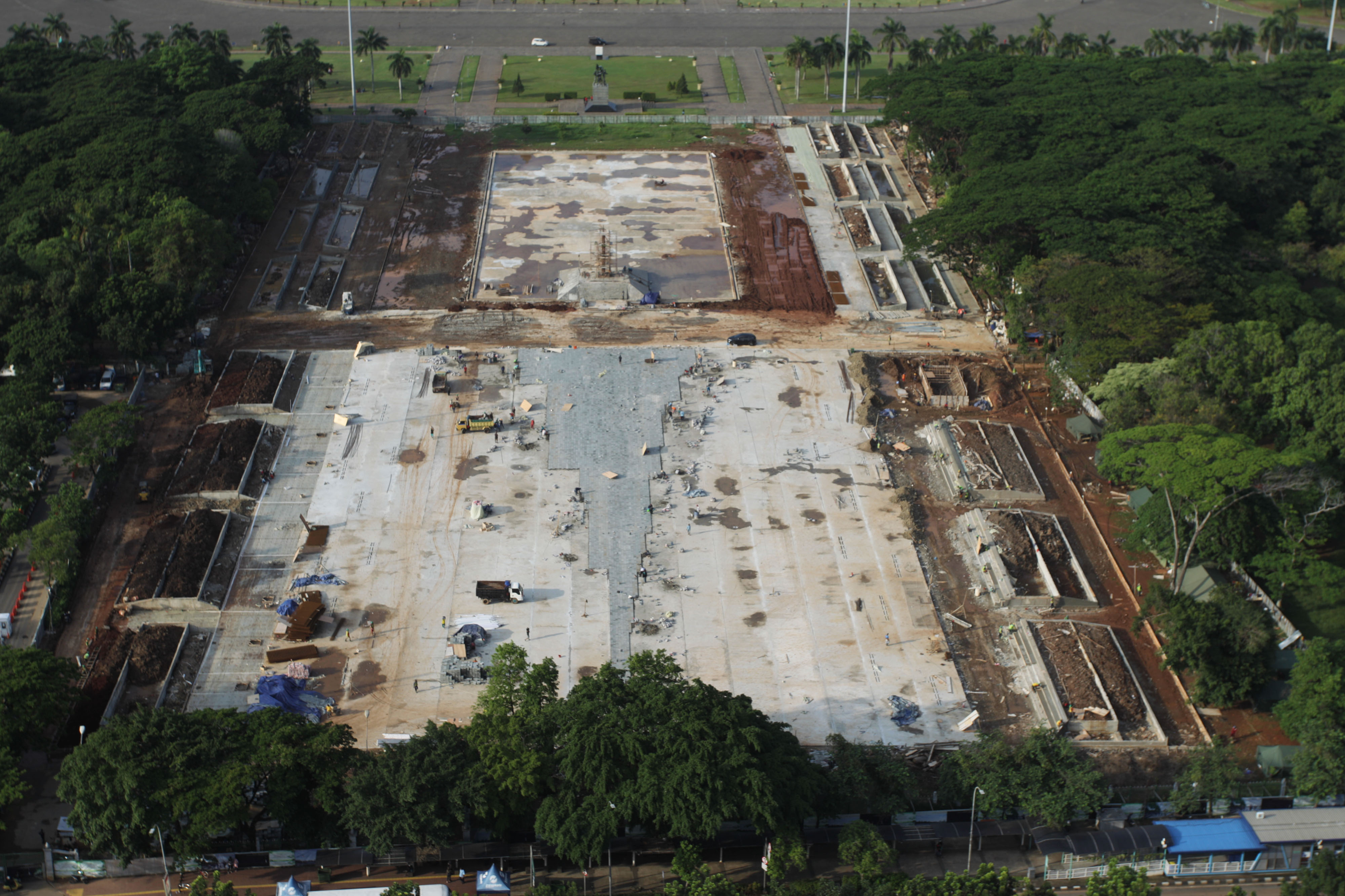 Proses revitalisasi di Pelataran Selatan Monas