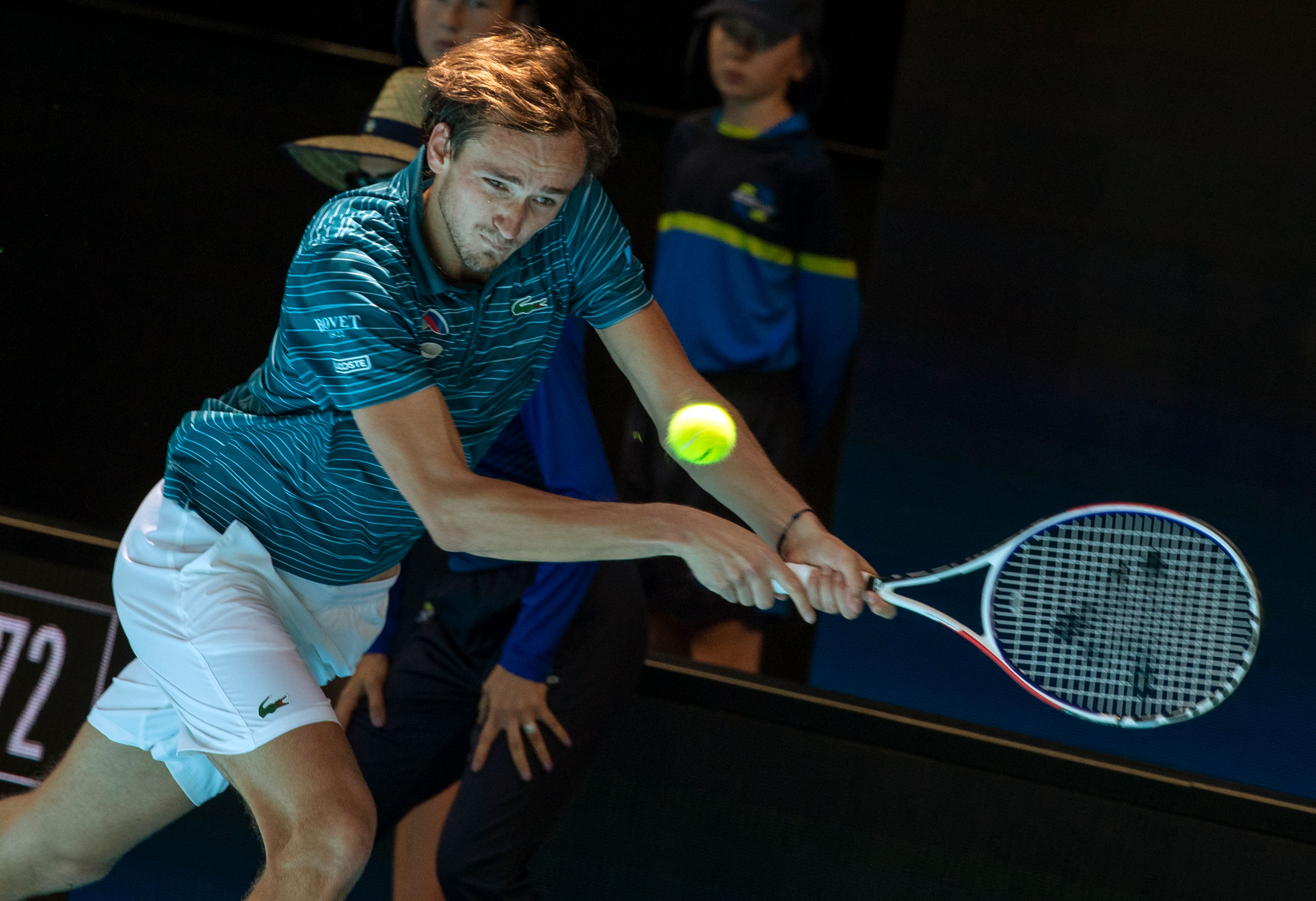 Daniil Medvedev dari Rusia memukul balik melawan Casper Ruud dari Norwegia pada pertandingan tunggal putra sesi kesembilan  