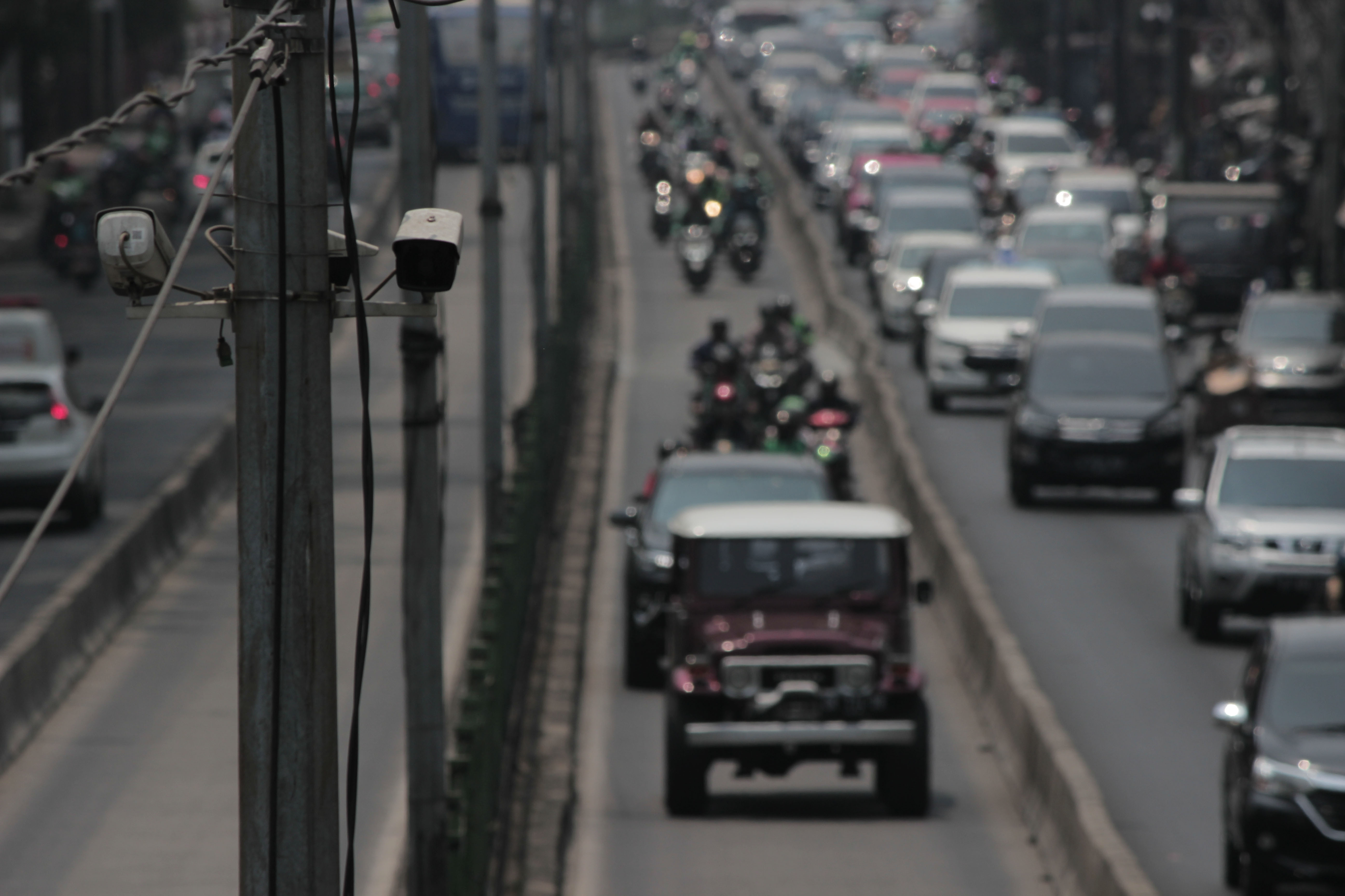 Kendaraan melintas di Jalur bus Trans-Jakarta Pasar Rumput, Jakarta Selatan.