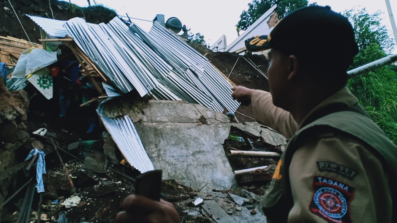 Tembok Kantor BPJS Cimahi Ambruk Timpa Rumah dan Masjid