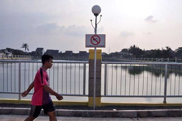 Ilustrasi -- Sejumlah masyarakat beraktivitas di kawasan Folder air, di Bekasi, Kamis (19/5).
