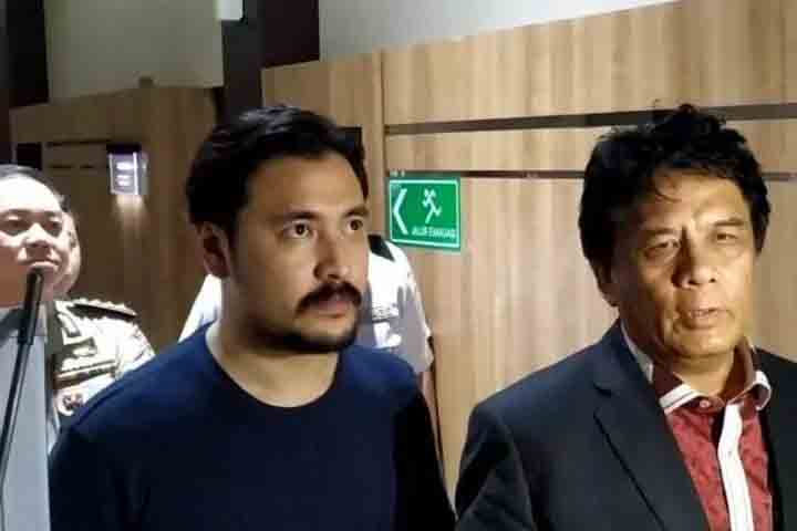 Penyanyi Marcello Tahitoe atau Ello (kedua kanan) seusai diperiksa di Mapolda Jatim, di Surabaya, Selasa (14/1/2020).