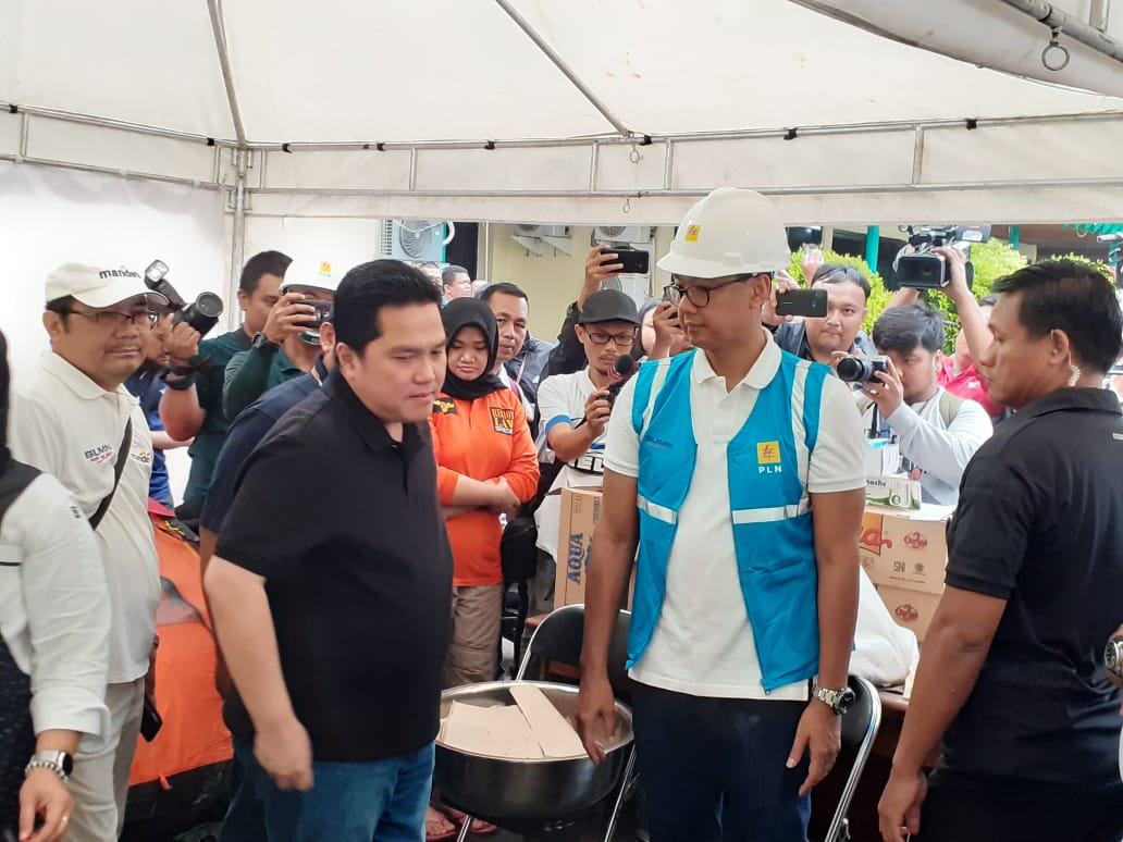 Menteri BUMN Erick Thohir kunjungi korban banjir di Jakarta Barat dan Tangerang