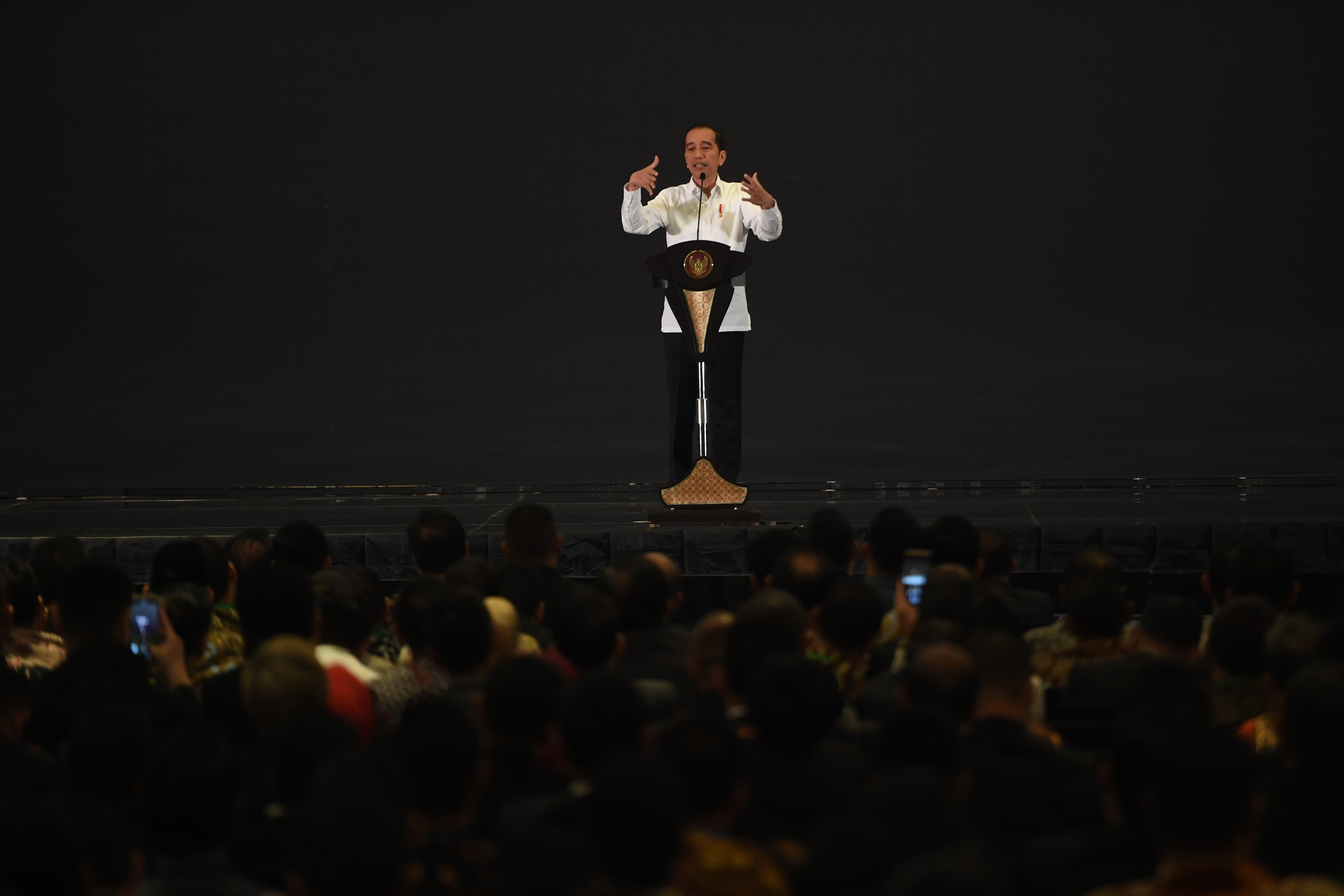  Presiden Joko Widodo berpidato saat menghadiri acara pelantikan Badan Pengurus Pusat Himpunan Pengusaha Muda Indonesia (BPP HIPMI) 