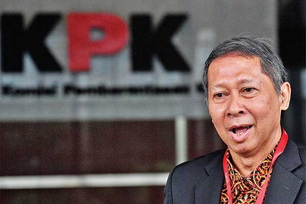 Mantan Dirut PT Pelindo II RJ Lino bersiap menjalani pemeriksaan oleh penyidik di Gedung KPK, Jakarta, kemarin.