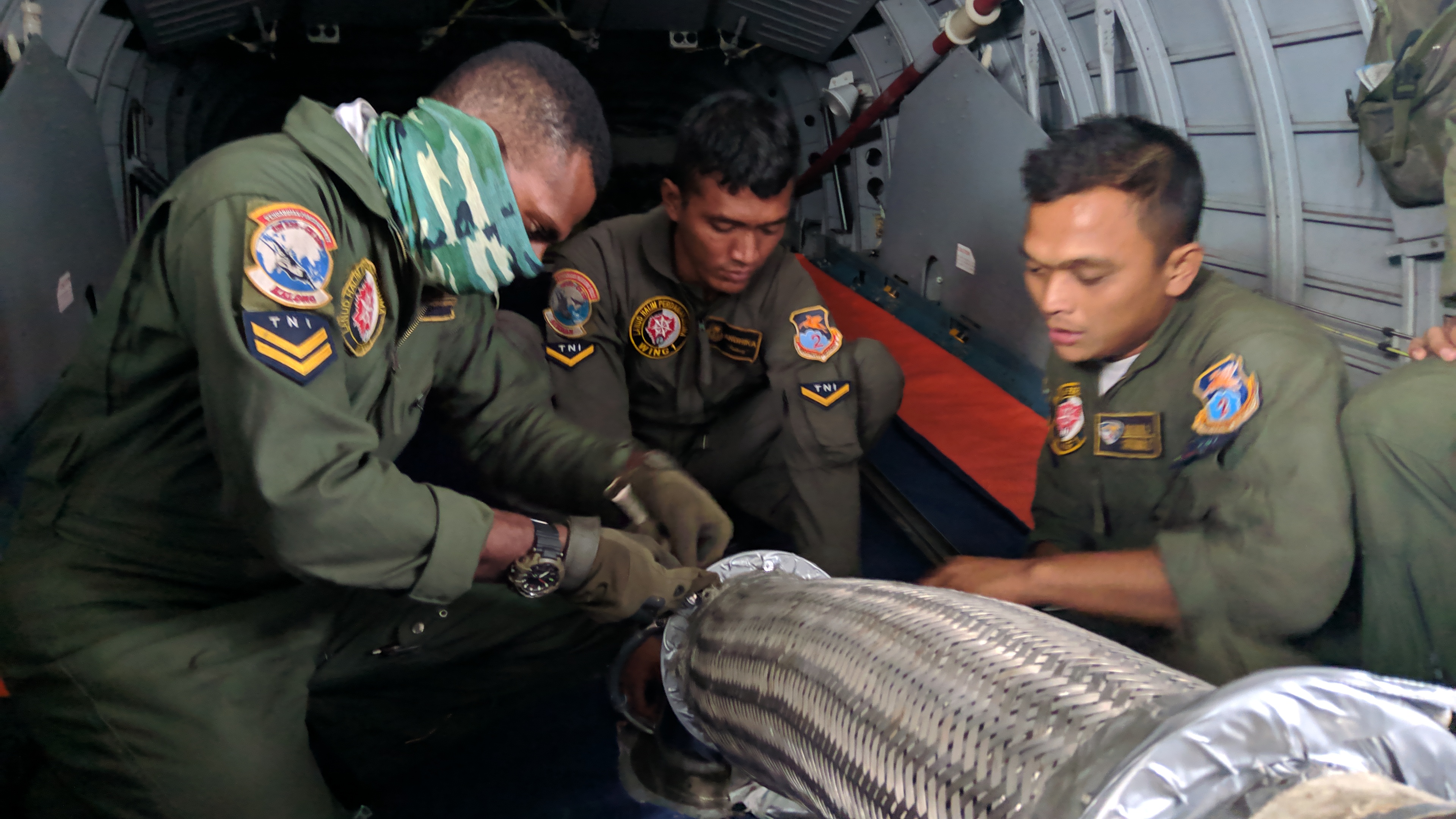 Kru pesawat CN 295 melakukan penyemaian garam di atas langit Selat Sunda, Selasa (7/1).