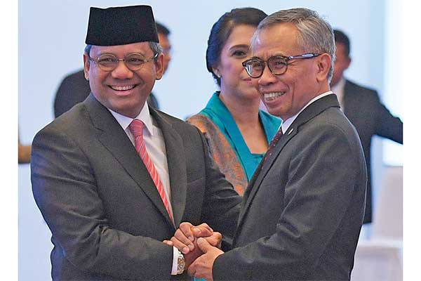 Ketua Dewan Komisioner Otoritas Jasa Keuangan (OJK) Wimboh Santoso (kanan) di Mahkamah Agung, Jakarta, kemarin.