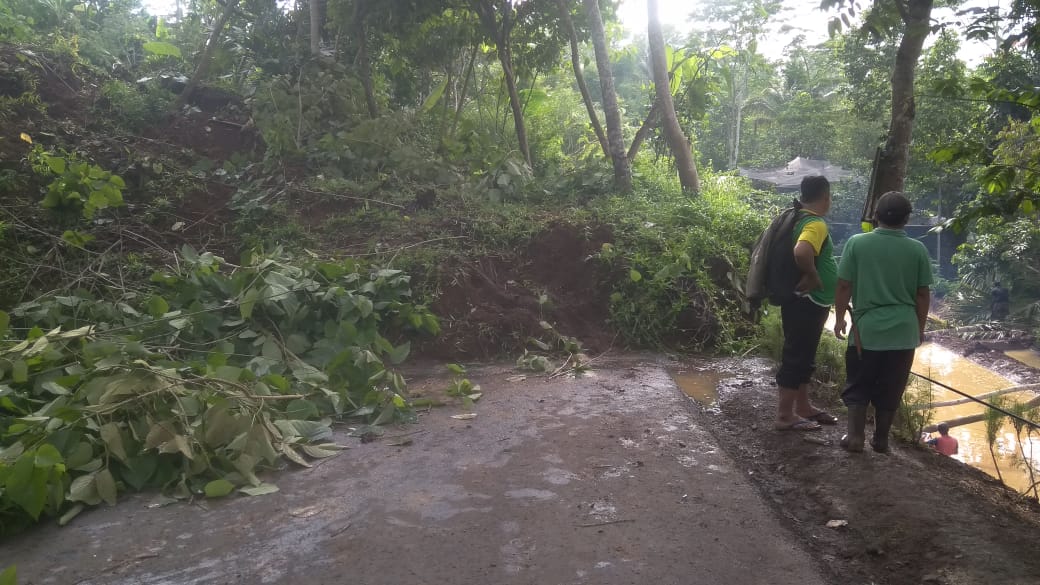 Timbunan longsor yang terjadi Rabu (22/1/2020) dini hari, menutup akses jalan penghubung antar Singaparna menuju Cikeusal, Tasikmalaya.
