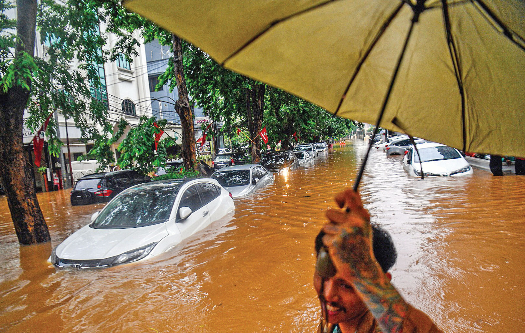 Saat Mobil Diterjang Air Bah