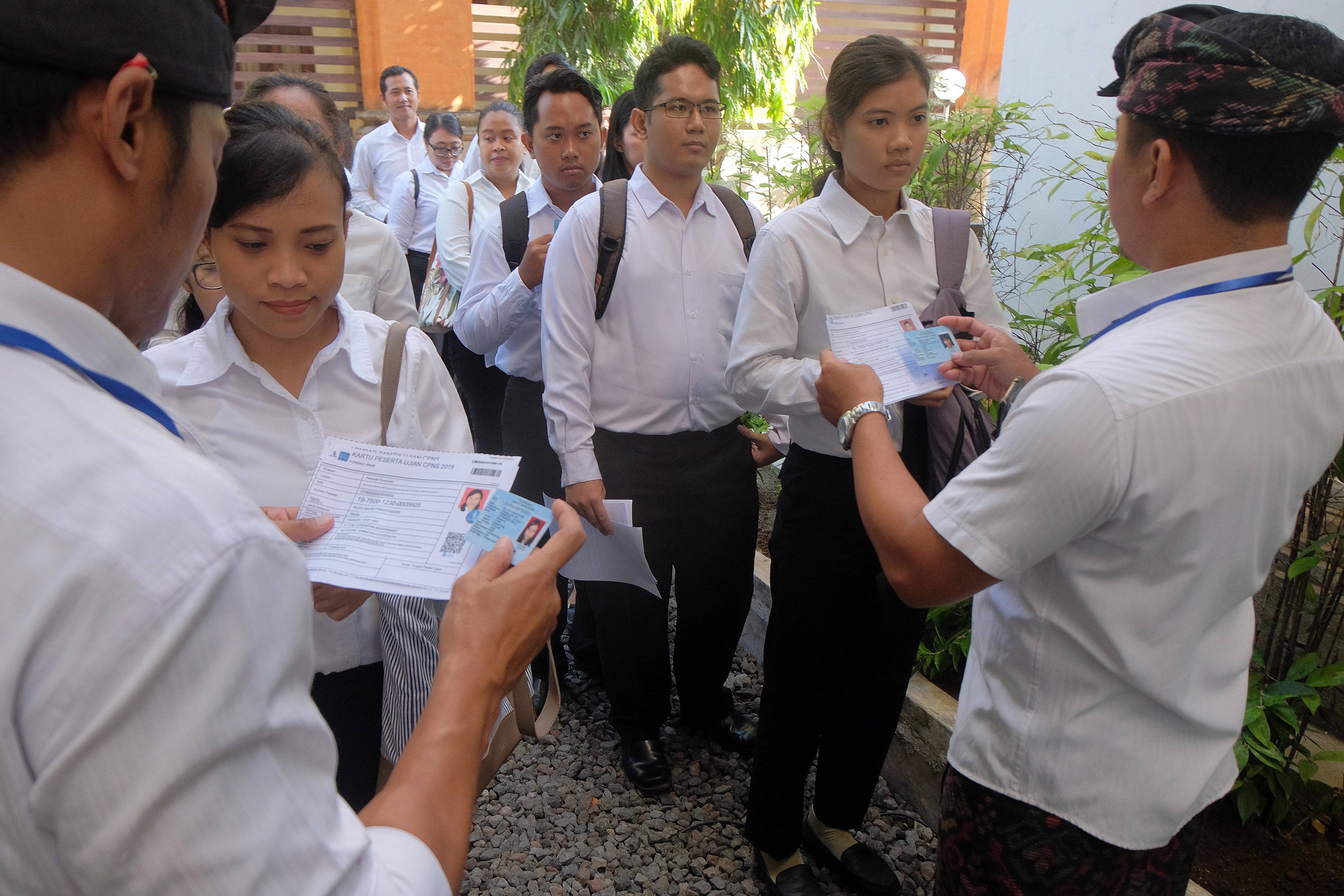 Peserta tes CPNS sebelum memasuki ruang ujian.