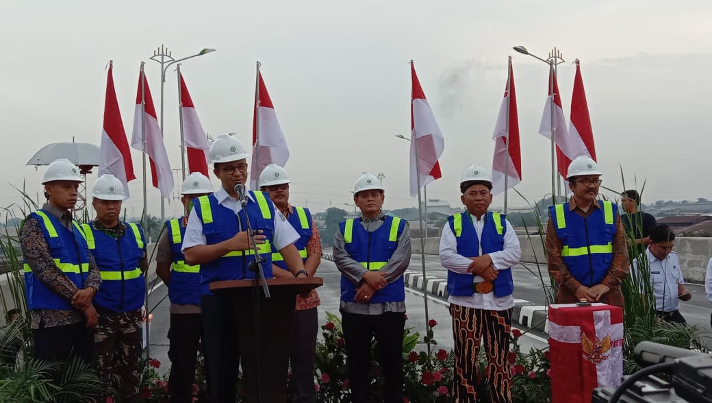 Gubernur DKI Jakarta Anies Baswedan saat meresmikan flyover di Bekasi