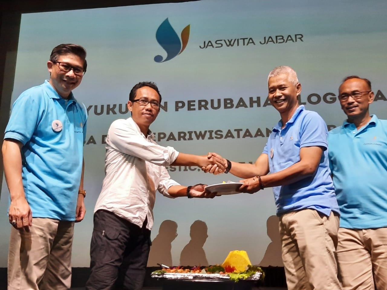 Direktur Keuangan dan SDM PT Jaswita, Shobirin (paling kiri), saat peresmian logo baru di Bandung, Jabar, Jumat (10/1). 