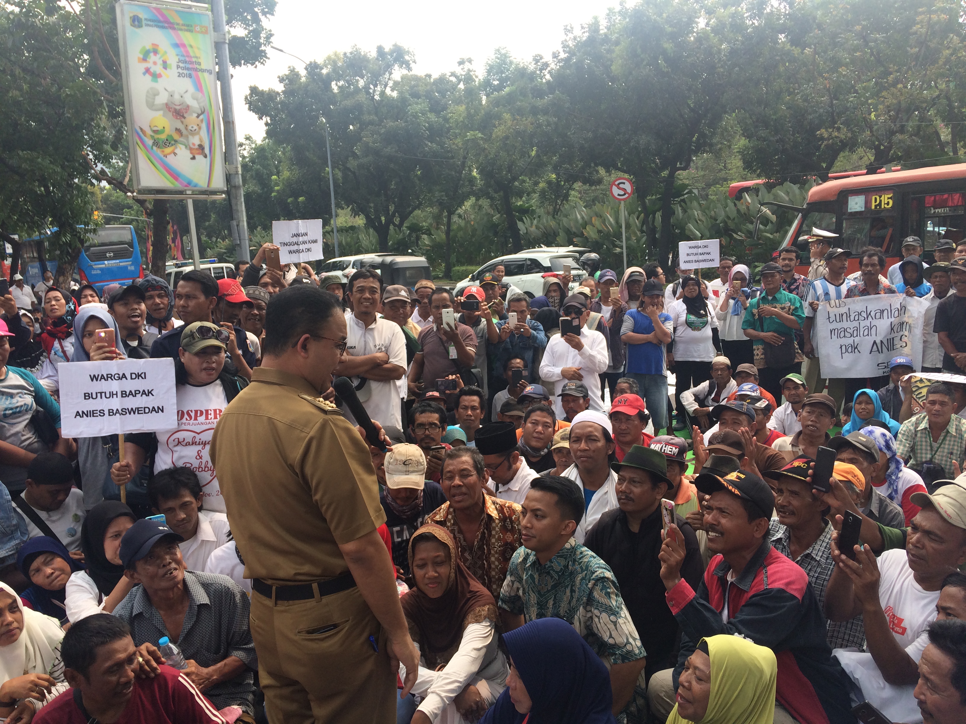 Ilustrasi: Warga Kampung Aquarium melakukan demo di Balai Kota Jakarta