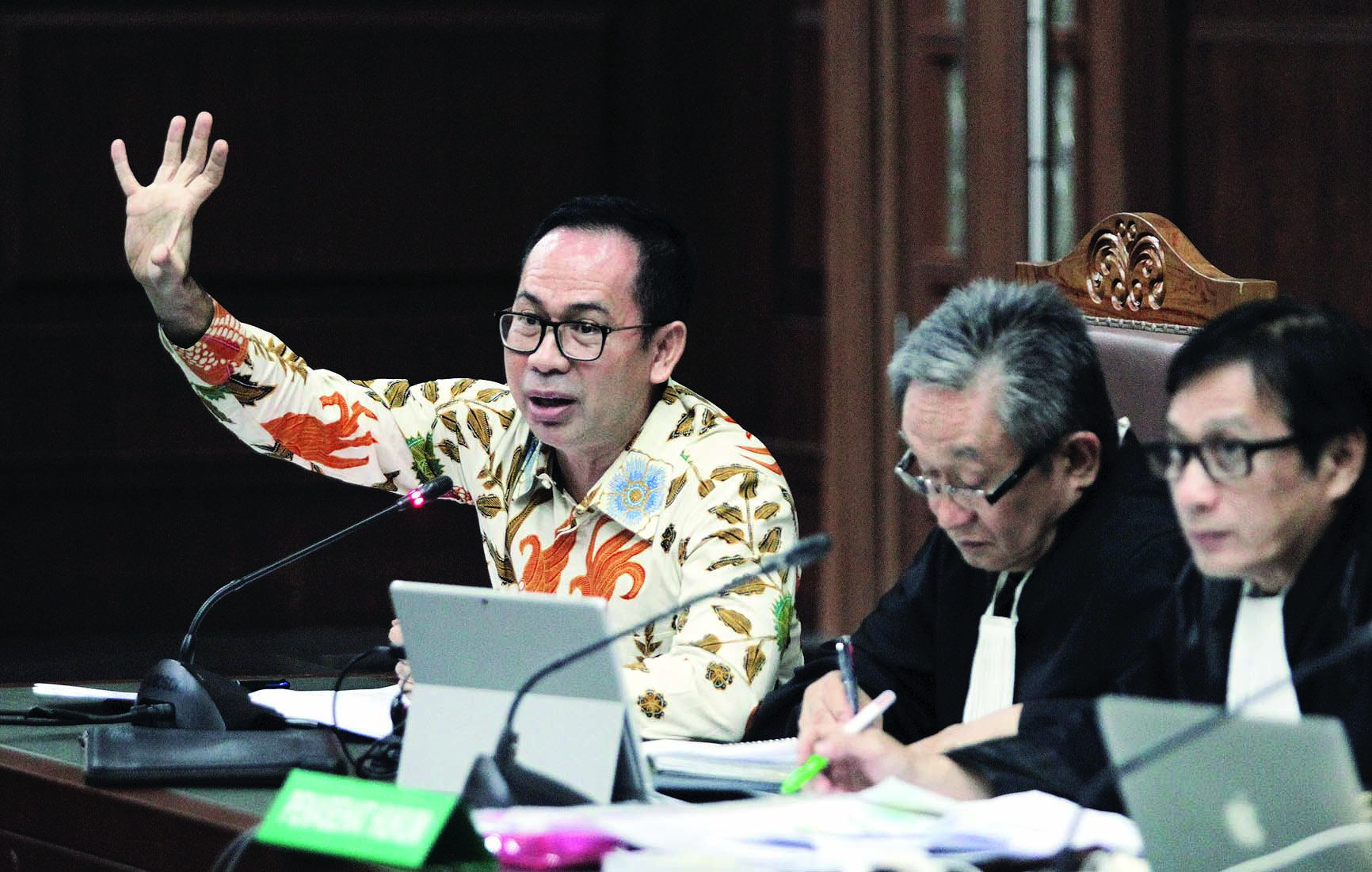 Terdakwa kasus dugaan tindak pidana pencucian uang dan korupsi Tubagus Chaeri Wardana alias Wawan berbicara dengan saksi.