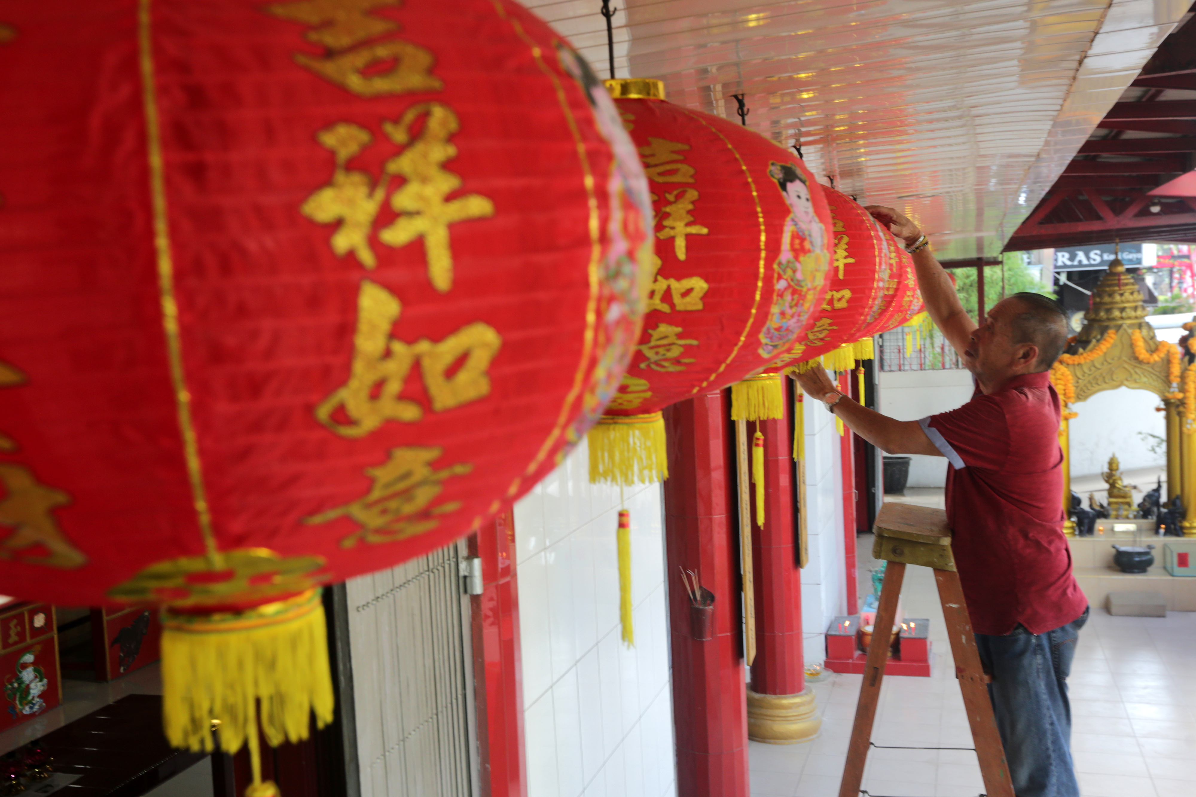 Ilustrasi: Petugas menghias tempat ibadah vihara Dharma Bakti dengan lampion menjelang perayaan tahun baru Imlek di Banda Aceh, Aceh