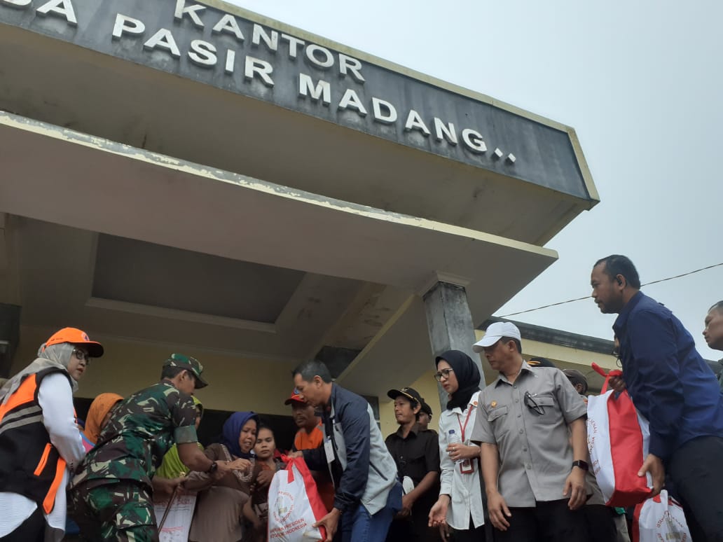 Staf Presiden Joko Widodo menyerahkan bantuan untuk korban bencana banjir di Pasir Madang, Bogor