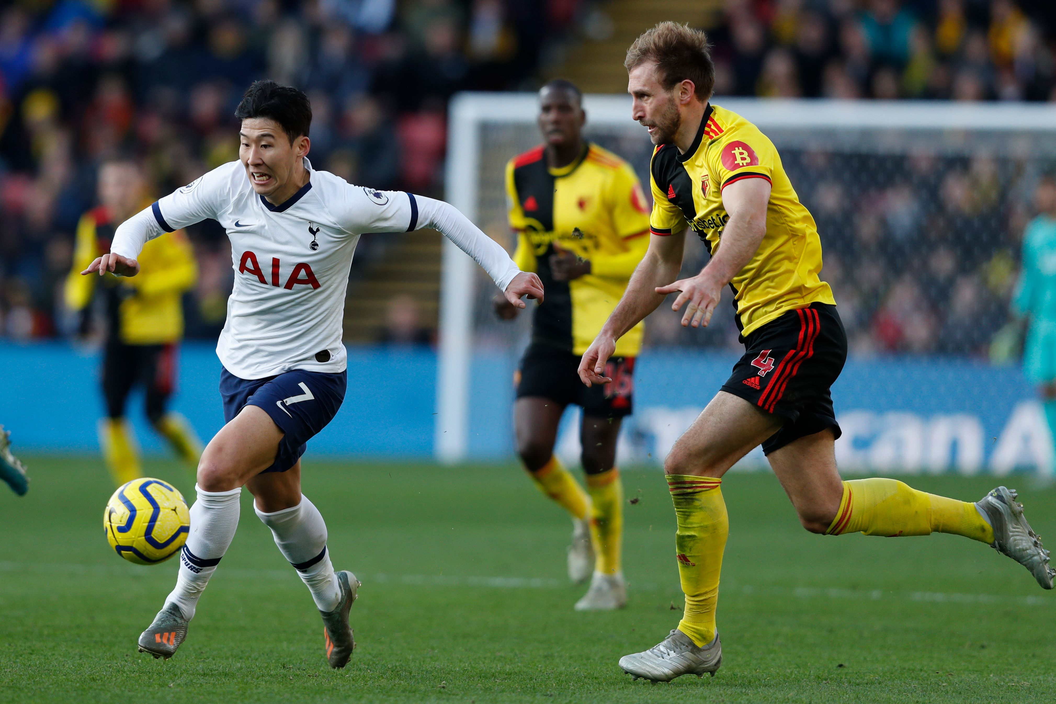 Striker Tottenham Hotspur  Son Heung-Min mengontrol bola selama pertandingan sepak bola Liga Premier Inggris antara Watford dan Tottenham  