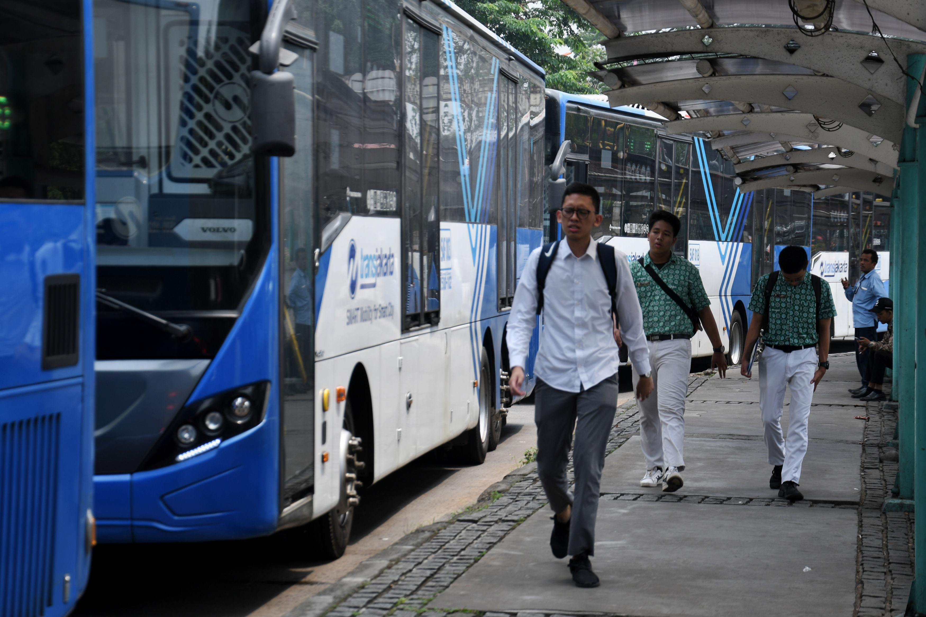 Sejumlah penumpang turun pada pemberhentian terkahir di Halte Transjakarta Ragunan