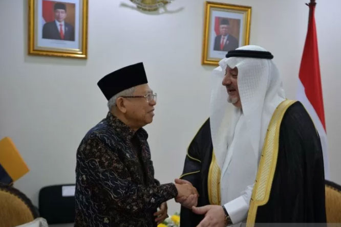 Wakil Presiden Ma'ruf Amin (kiri) menerima kunjungan Dubes Arab Saudi untuk Indonesia Esam Abid Althagafi (kanan) di Kantor Wapres Jakarta