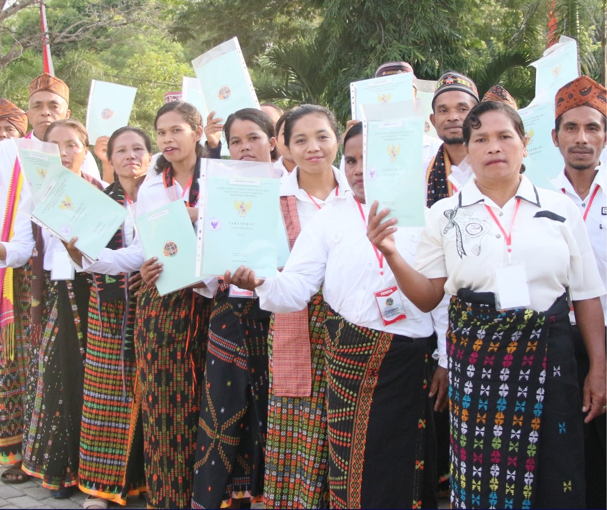 Warga menunjukan sertifikat miliknya yang dibagikan Presiden Joko Widodo di Kantor Bupati Manggarai Barat, Provinsi NTT, Selasa (21/1)