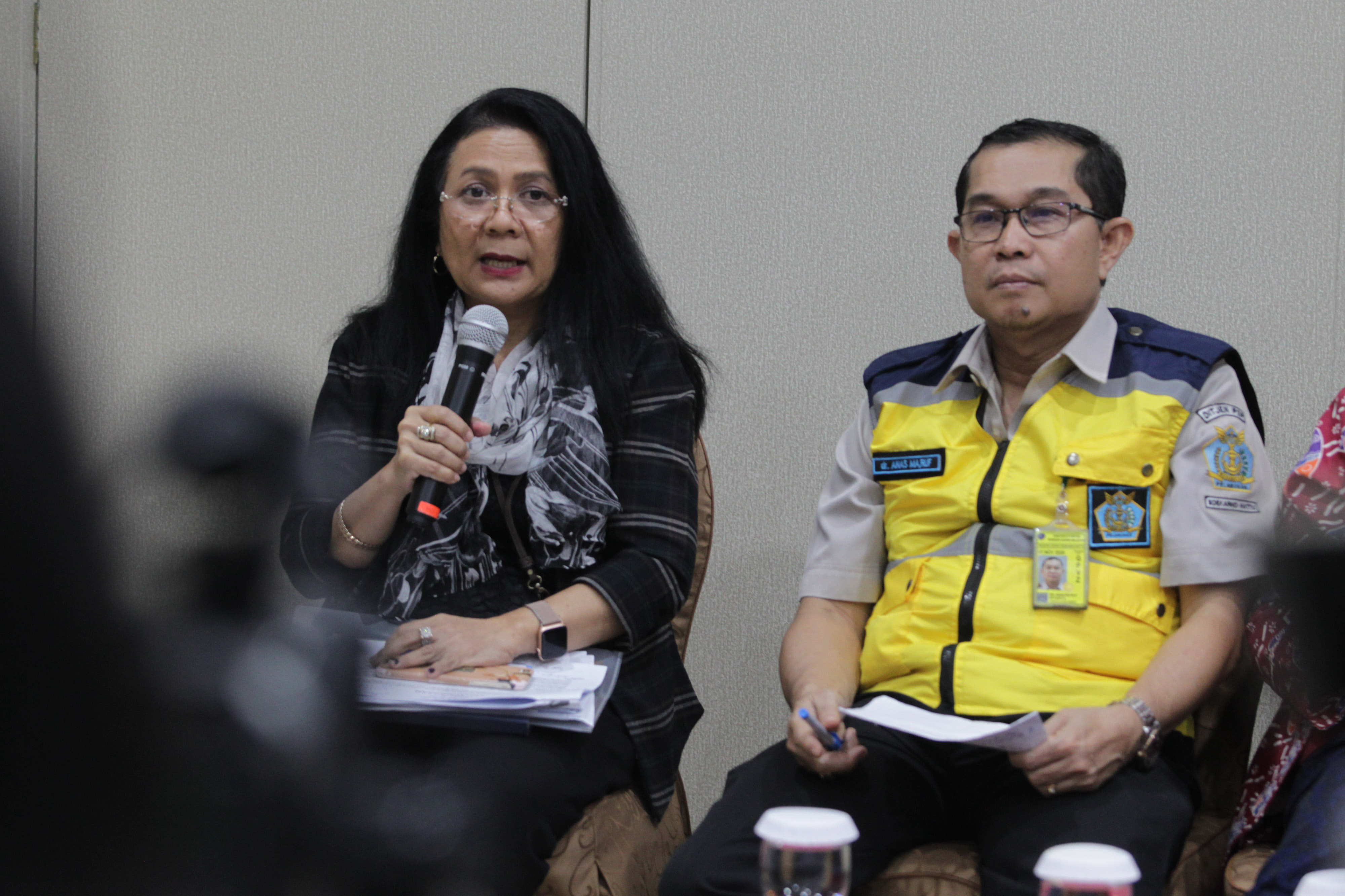 Direktur Surveilans dan Karantina Kesehatan Kemenkes drg. R. Vensya Sitohang M.Epid (kiri) memberikan keterangan pers mengenai virus korona