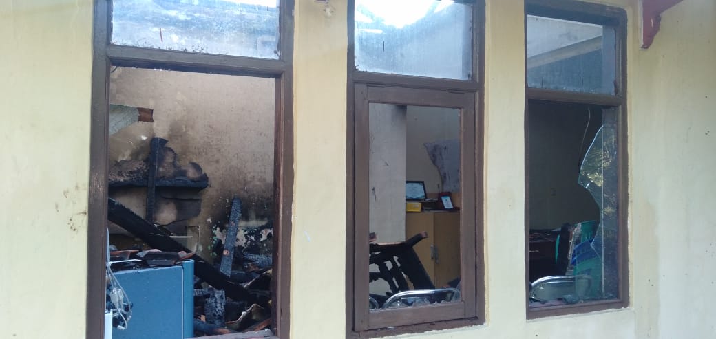 Kaca-kaca jendela kantor Desa Neglasari, Kecamatan Jatiwaras, Kabupaten Tasikmalaya rusak setelah dibakar oleh orang tidak dikenal. 