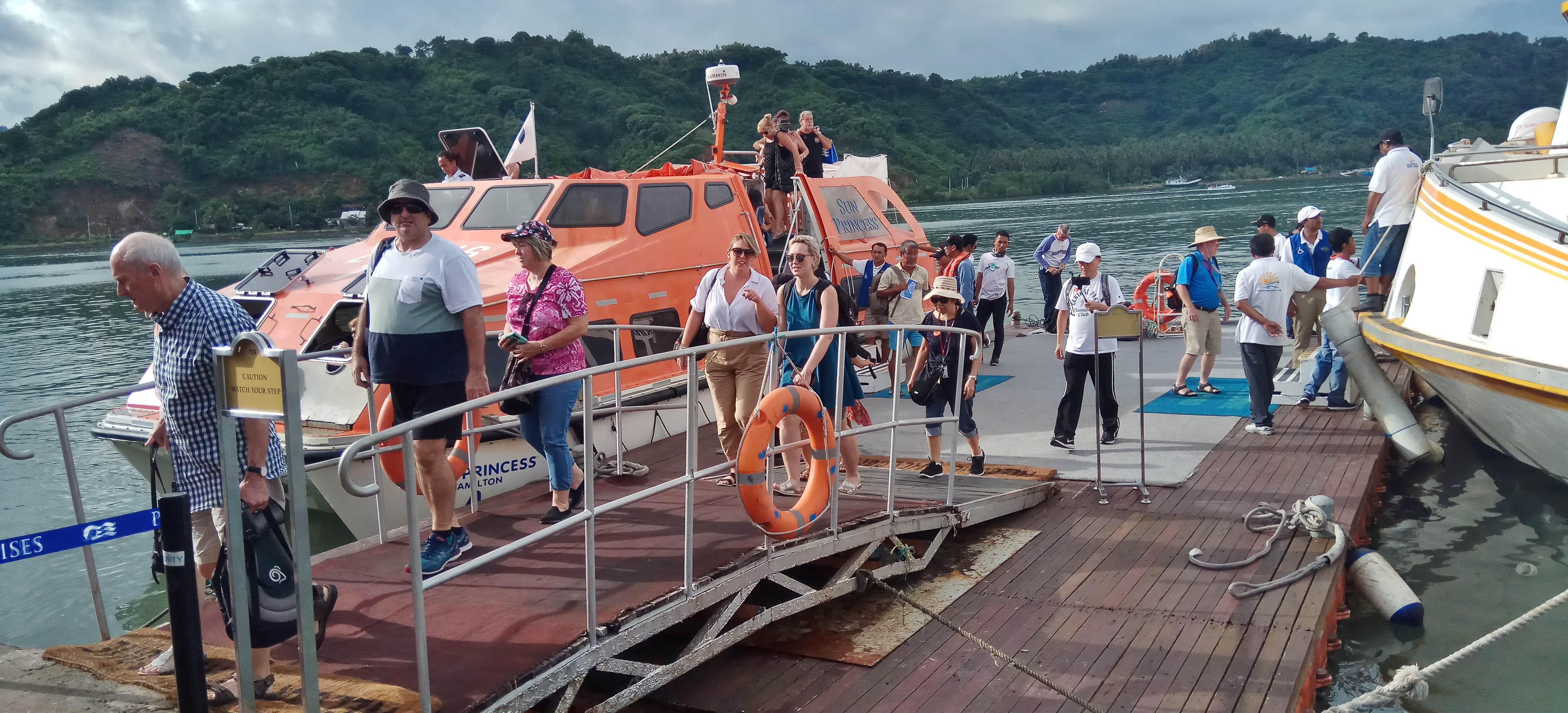 Rombongan wisatawan tiba di Pantai Senggigi, Lombok, NTB. Pemprov NTB telah mempersiapkan pusat krisis korona untuk mengantisipasi wabah. 