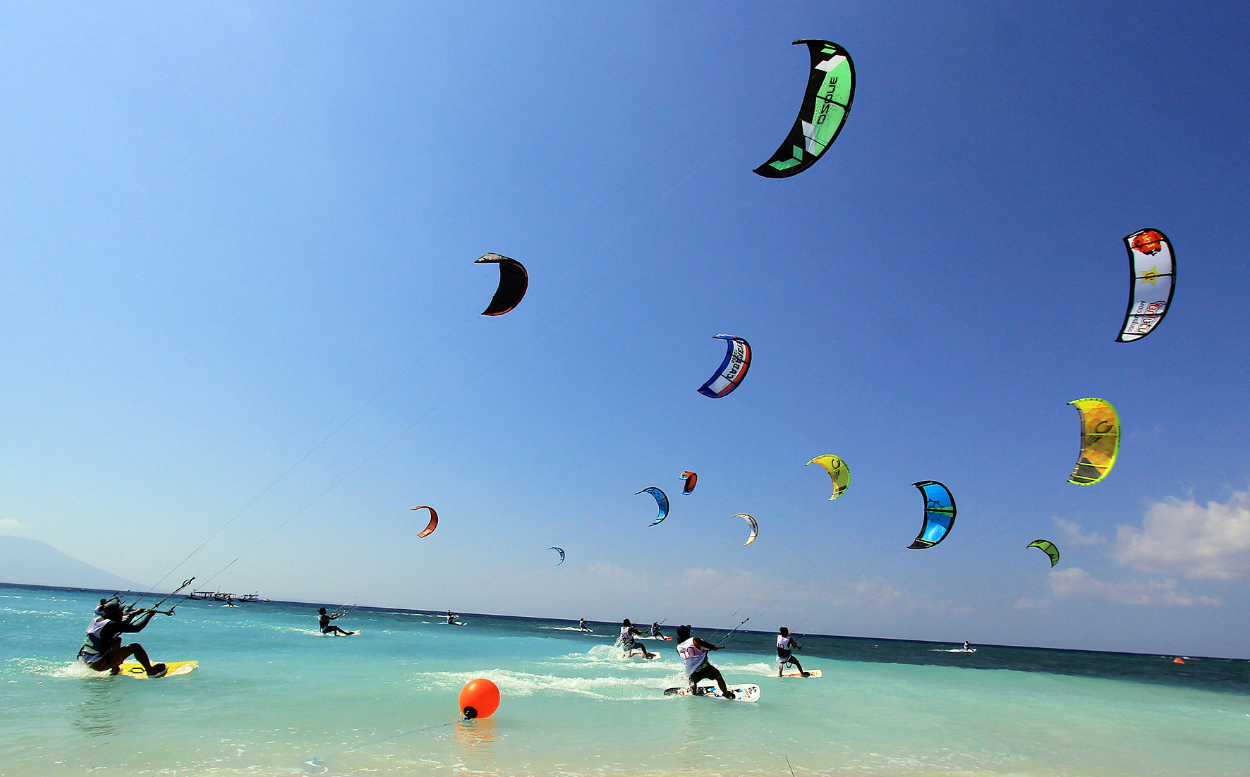 Sejumlah atlet Kiteboarding melakukan start pada kejuaraan Kiteboarding Internasional di Pulau Tabuhan, Banyuwangi