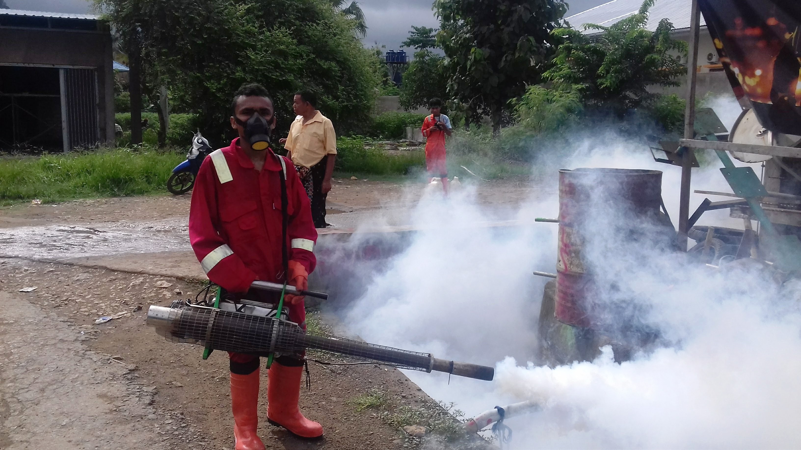 Petugas Dinas Kesehatan melakukan fogging. 