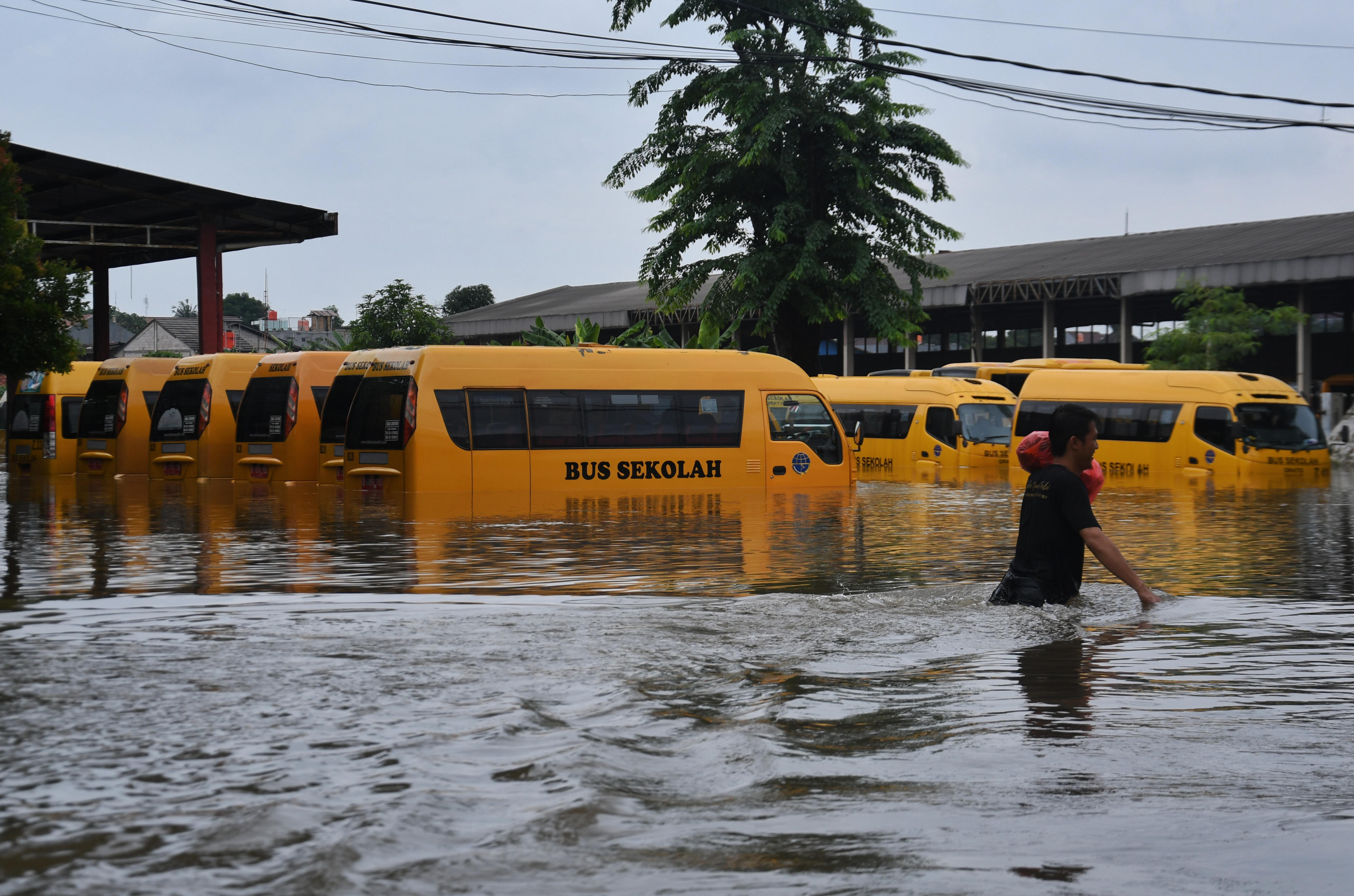 Ratusan bus sekolah terendam banjir di Unite Pengelola Agkutan Sekolah (UPAS), Kramat Jati, Jakarta Timur, Kamis (2/1)