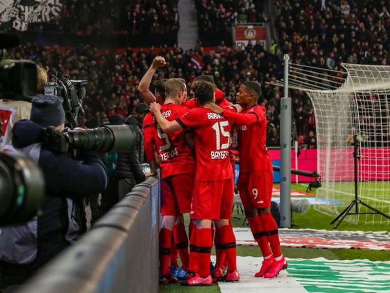 Para pemain Bayern Leverkusen melakukan selebrasi usai menjebol gawang Fortuna Duesseldorf