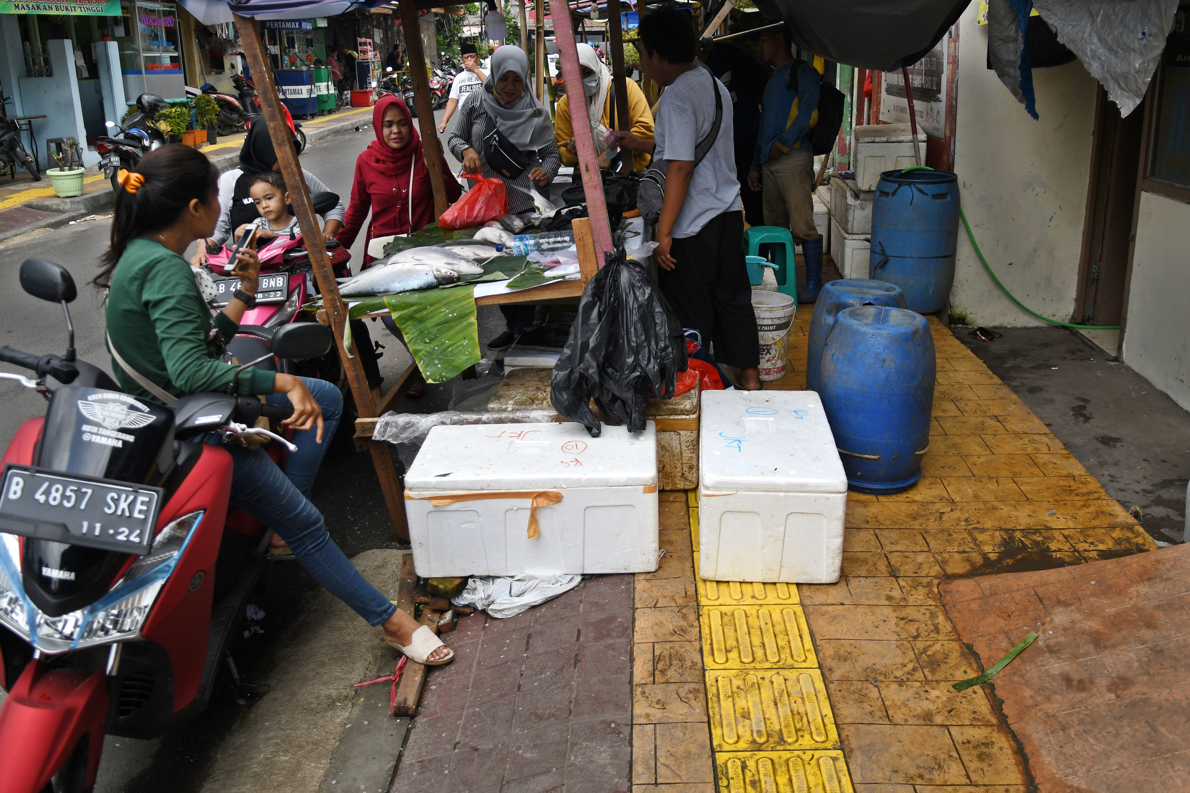 PKL berjualan di Trotoar