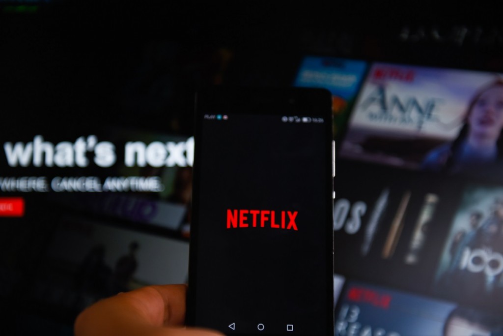 Netflix menyajikan tontonan film yang berbayar.  