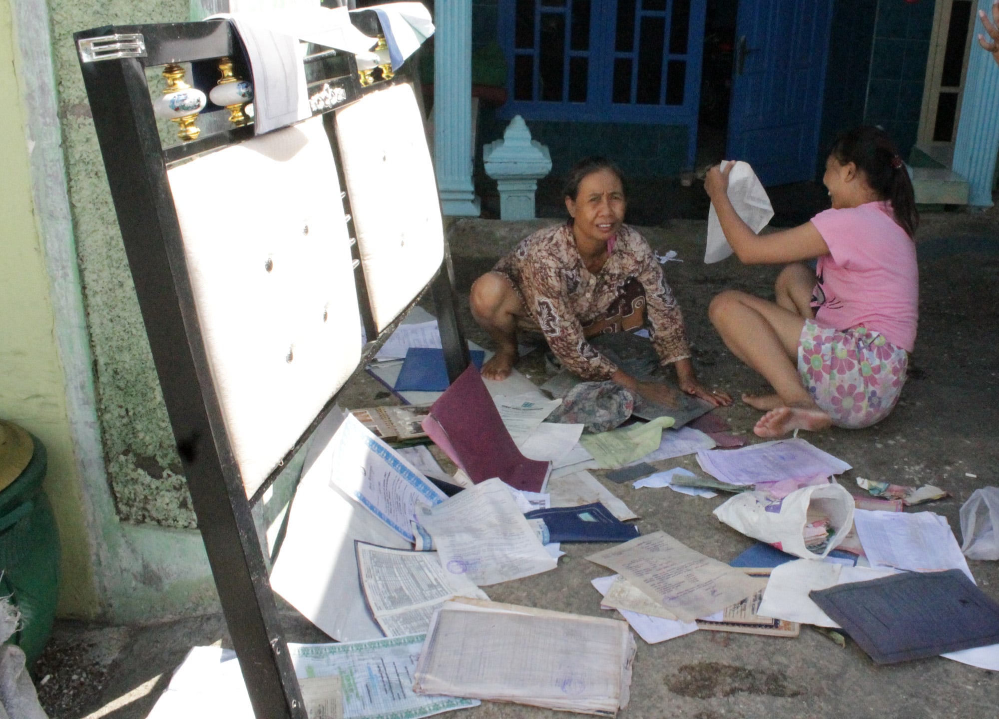 Ilustrasi--warga menjemur surat berharga mereka, termasuk ijazah, yang terkena banjir