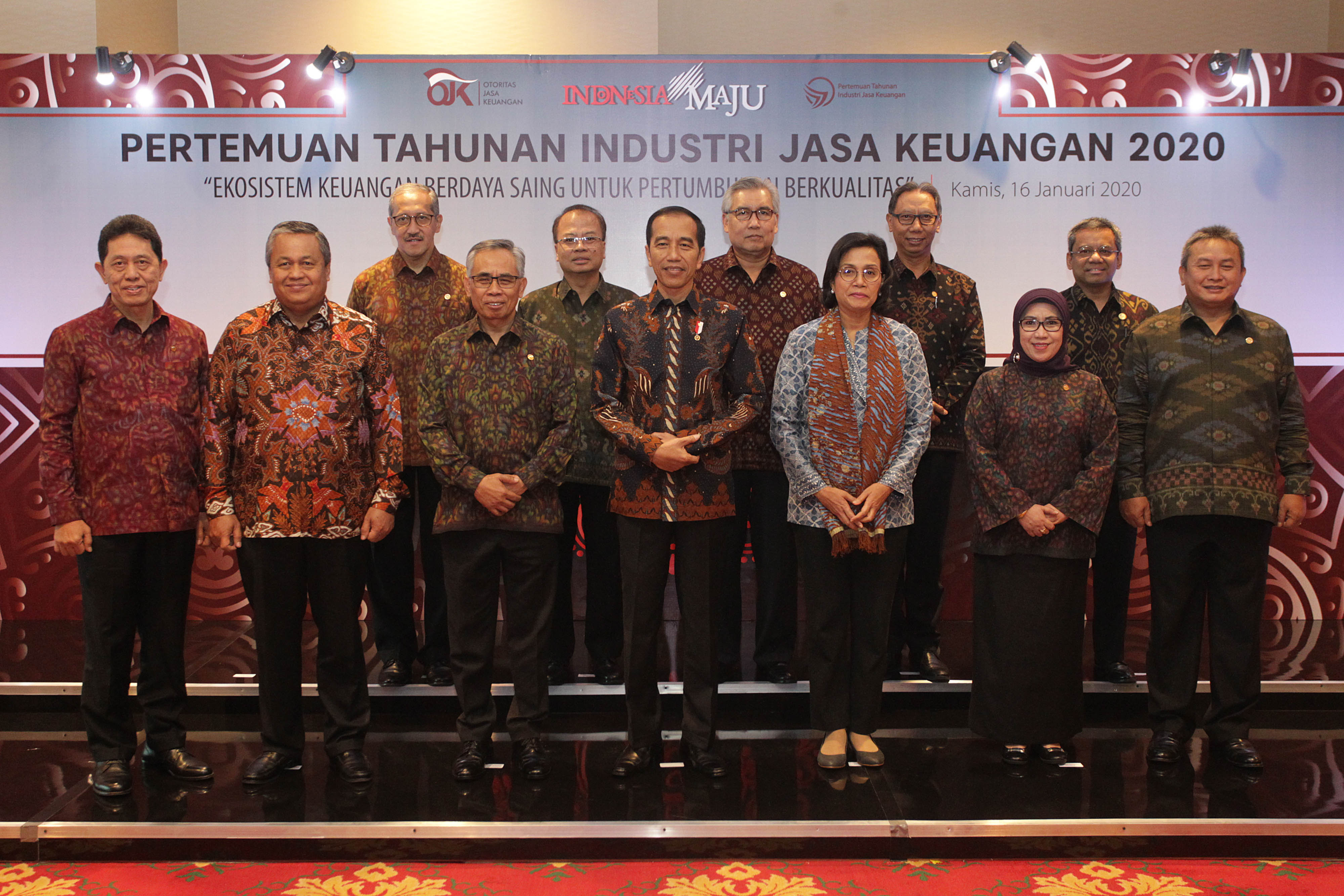 Presiden Joko Widodo (tengah), Ketua Dewan Komisioner Otoritas Jasa Keuangan Wimboh Santoso (ketiga kiri), Menkeu Sri Mulyani (ketiga kanan)