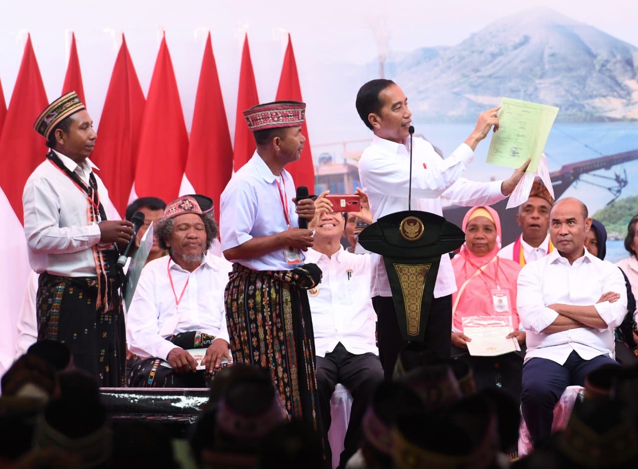 Presiden Joko Widodo saat menyerahkan sertifikat tanah di Labuan Bajo