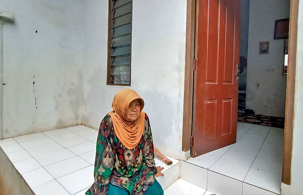  Sumiyati, 74, tengah beristirahat seusai membersihkan rumahnya yang terdampak banjir di RT 014/RW 005, Kelurahan Pondok Pinang, Jaksel.