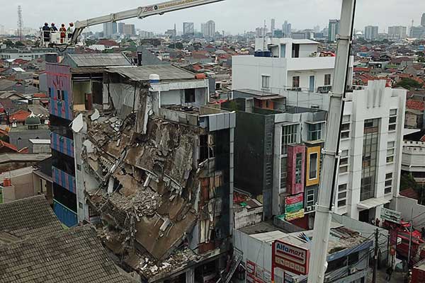 Gedung ambruk di Jalan Brigjen Katamso, Slipi, Palmerah, Jakarta Barat.