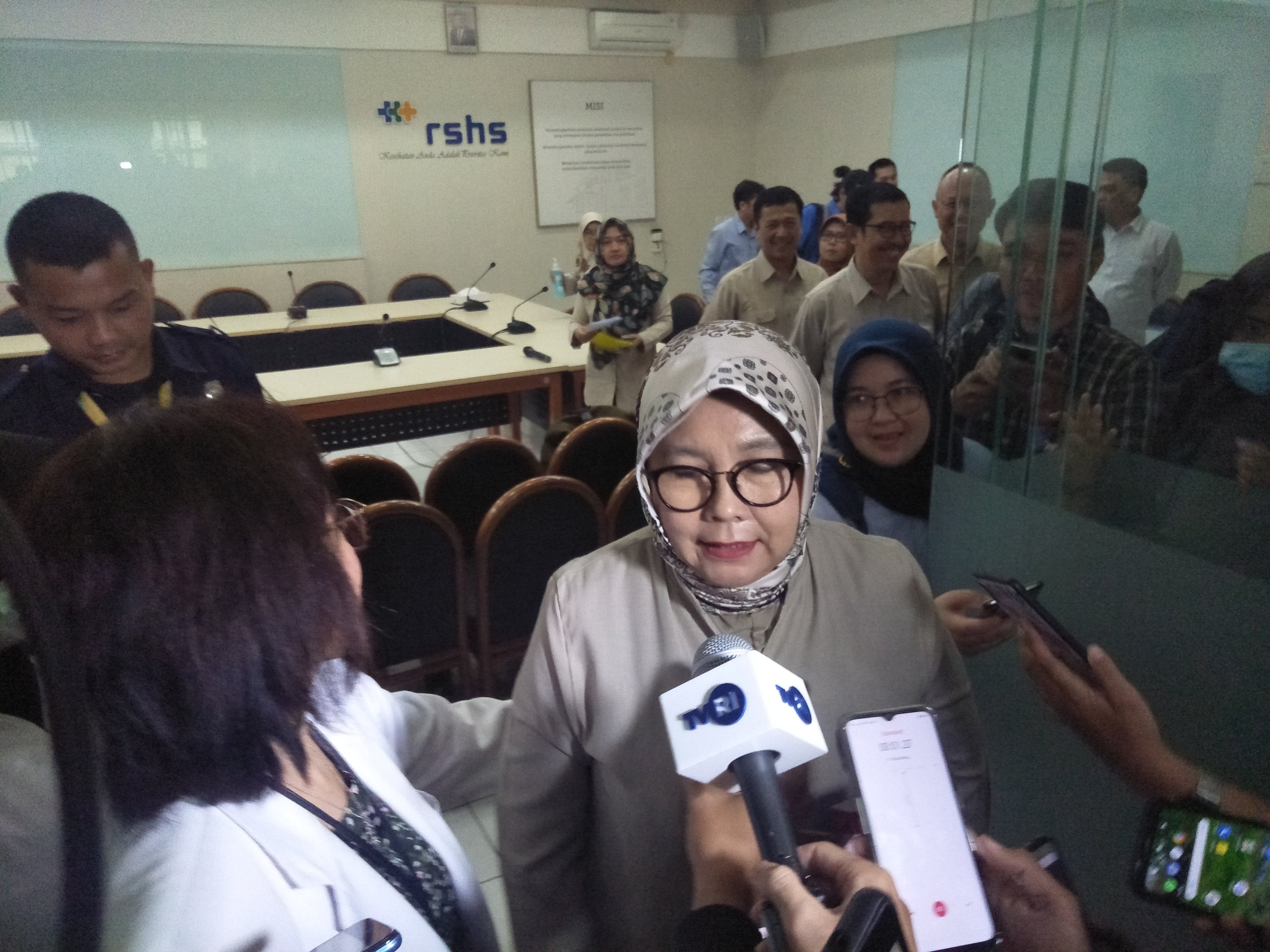 Direktur Utama RSHS Bandung Nina Susana Dewi saat menerangkan kondisi dua pasien yang masih jalani observasi virus korona