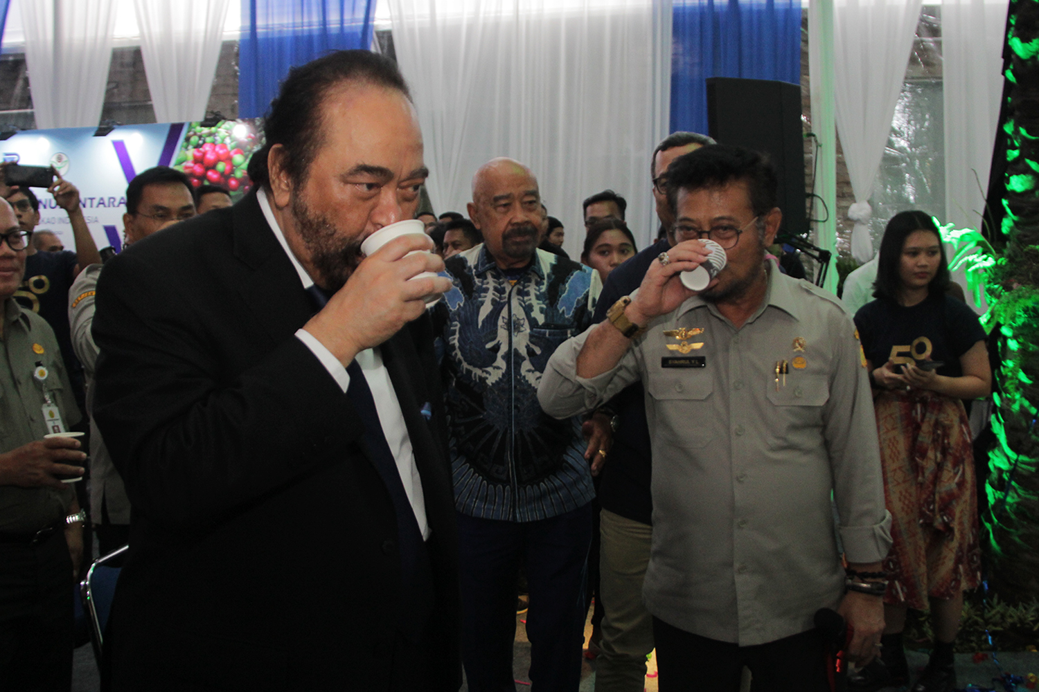 Chairman Media Group Surya Paloh bersama Menteri Pertanian Syahrul Yasin LImpo meminum kopi sebagai tanda pembukaan Festival Kopi 2020.