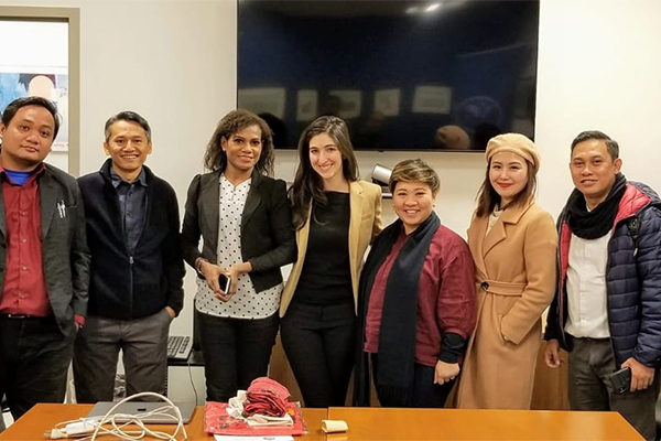 Peserta IVLP bersama Shaydanay Urbani, reporter riset First Draft